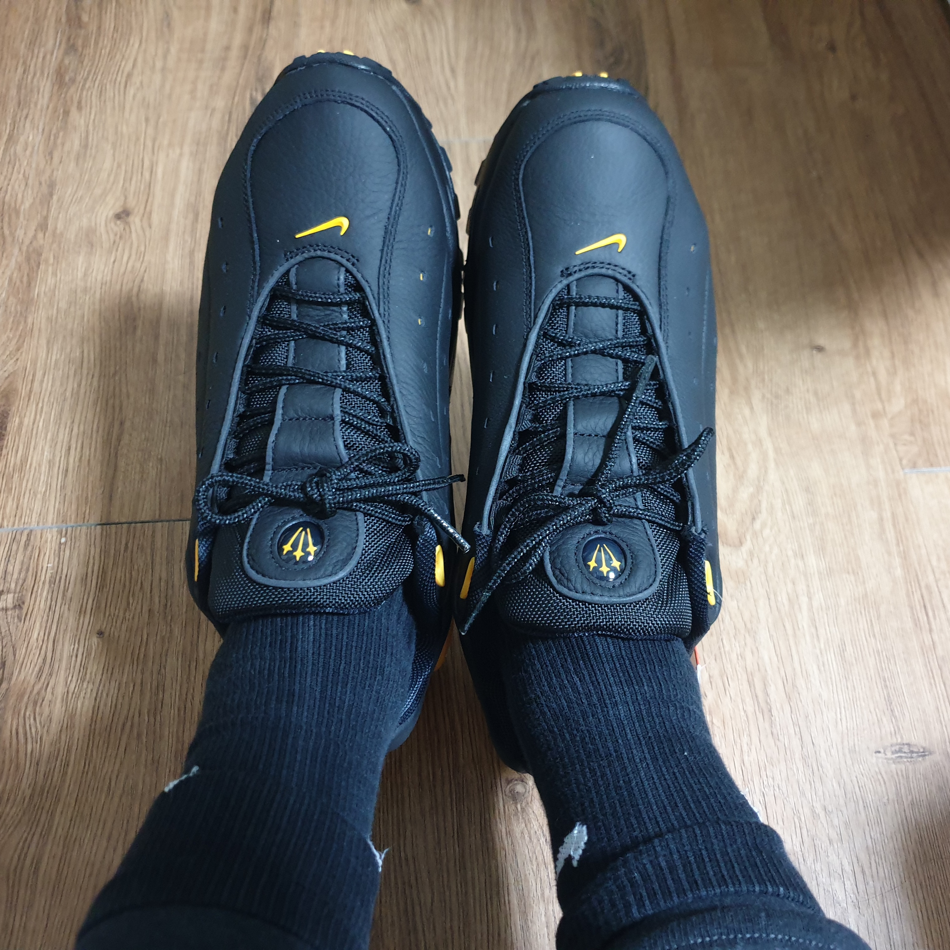 Nike x Drake Nocta Hot Step Air Terra Black and Yellow 착용 스타일 - 1