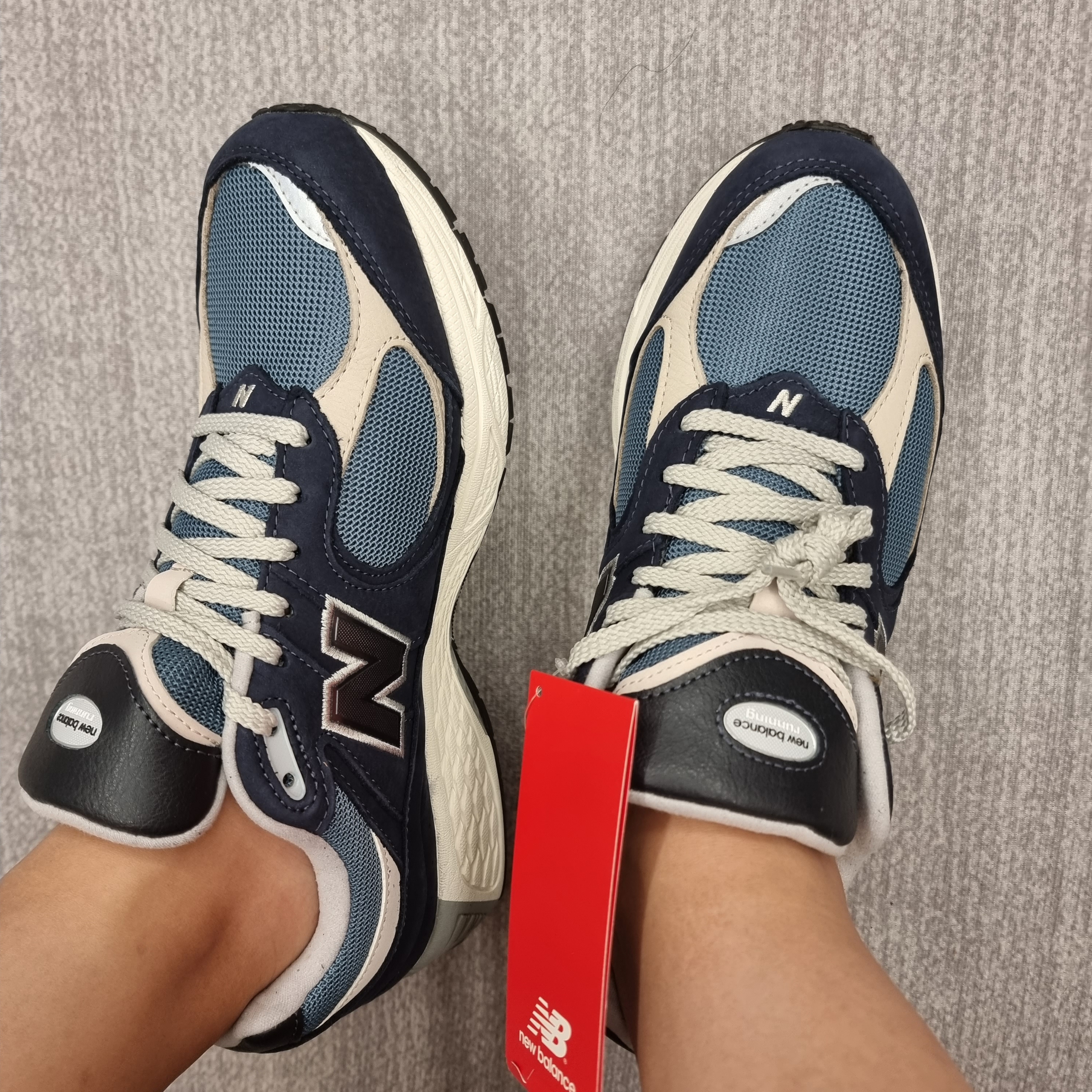 New Balance 2002R Dark Navy 착용 스타일 - 1