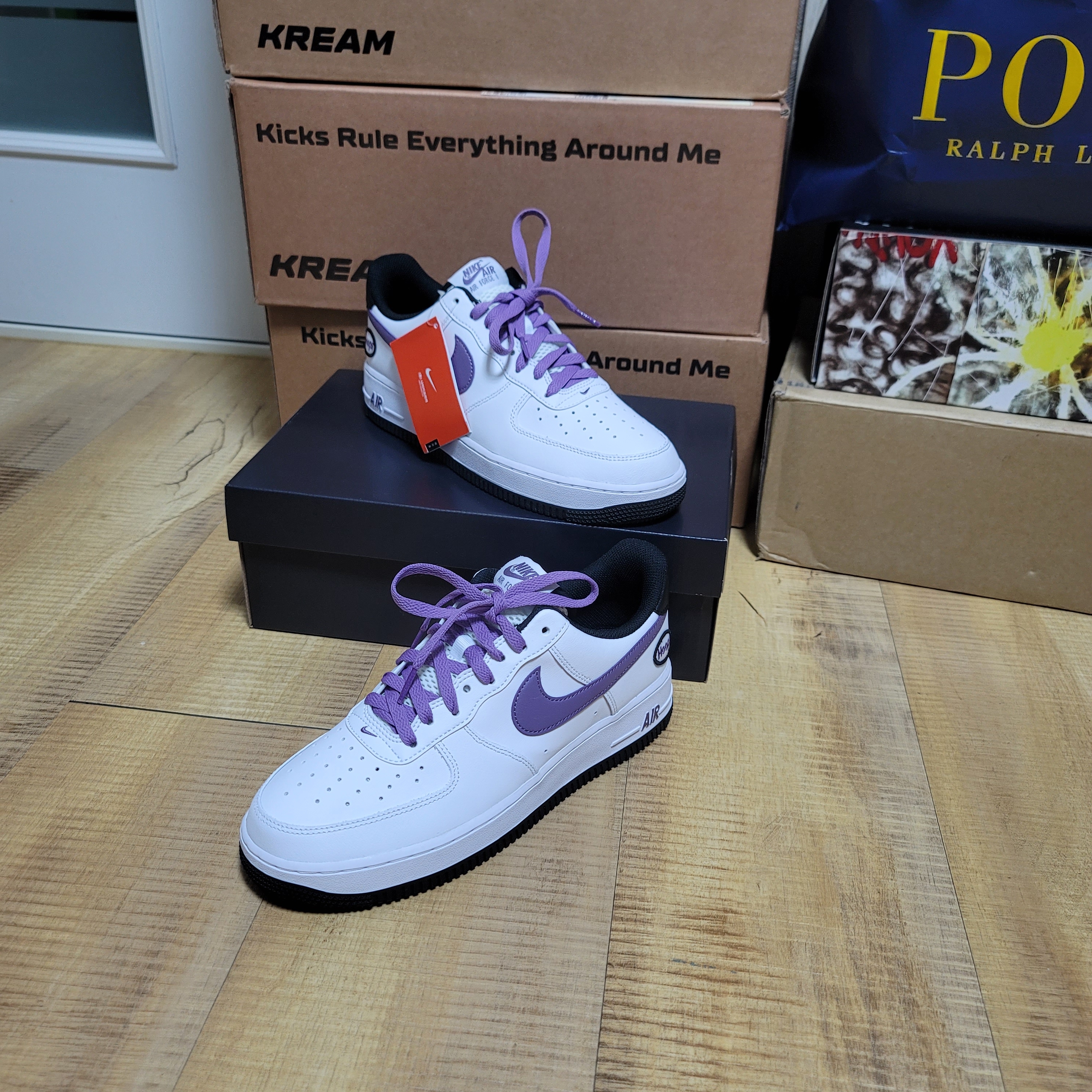 Nike Air Force 1 '07 LV8 Hoops White Canyon Purple 착용 스타일 - 3