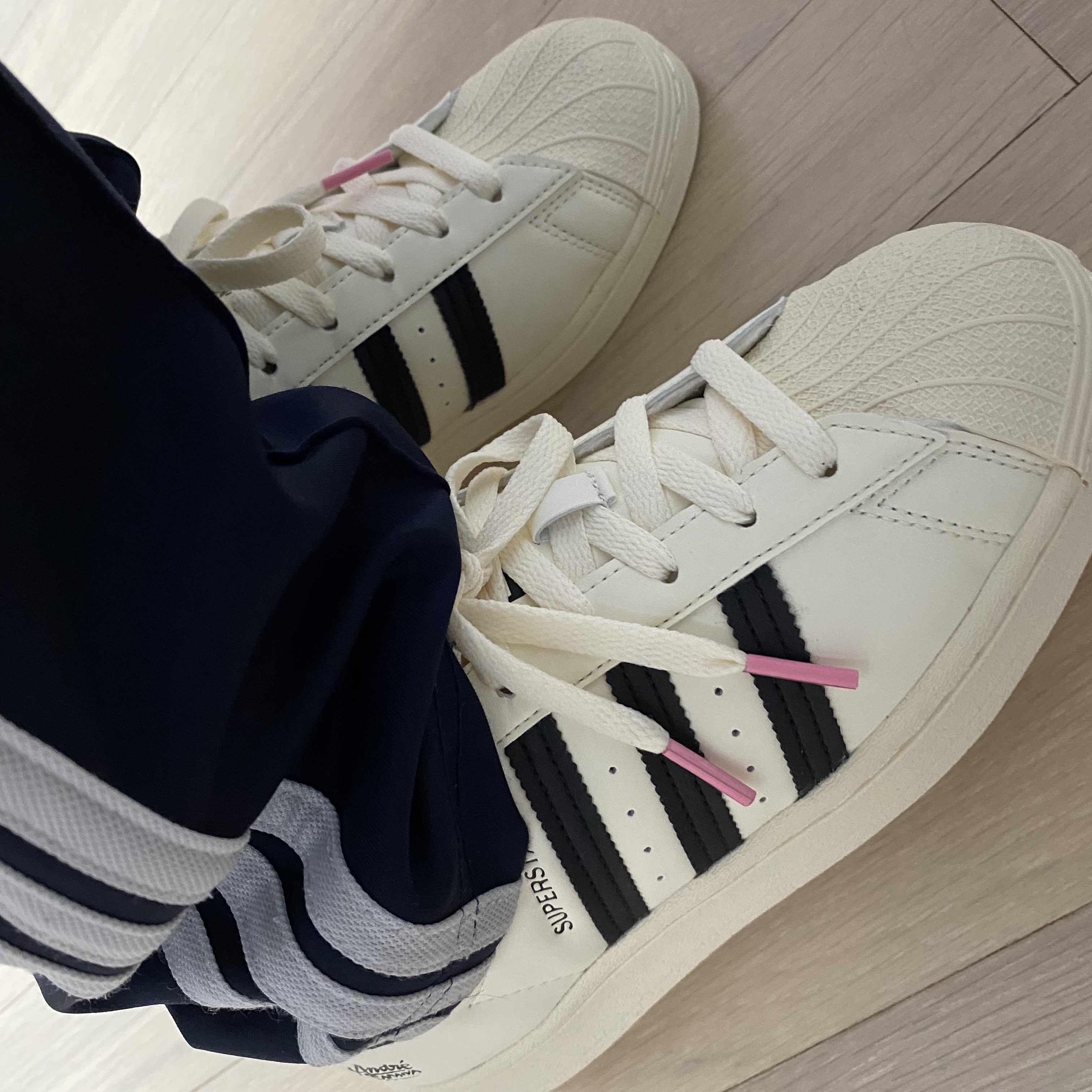 Adidas x Andre Saraiva Superstar Cream White Core Black 착용 스타일 - 1