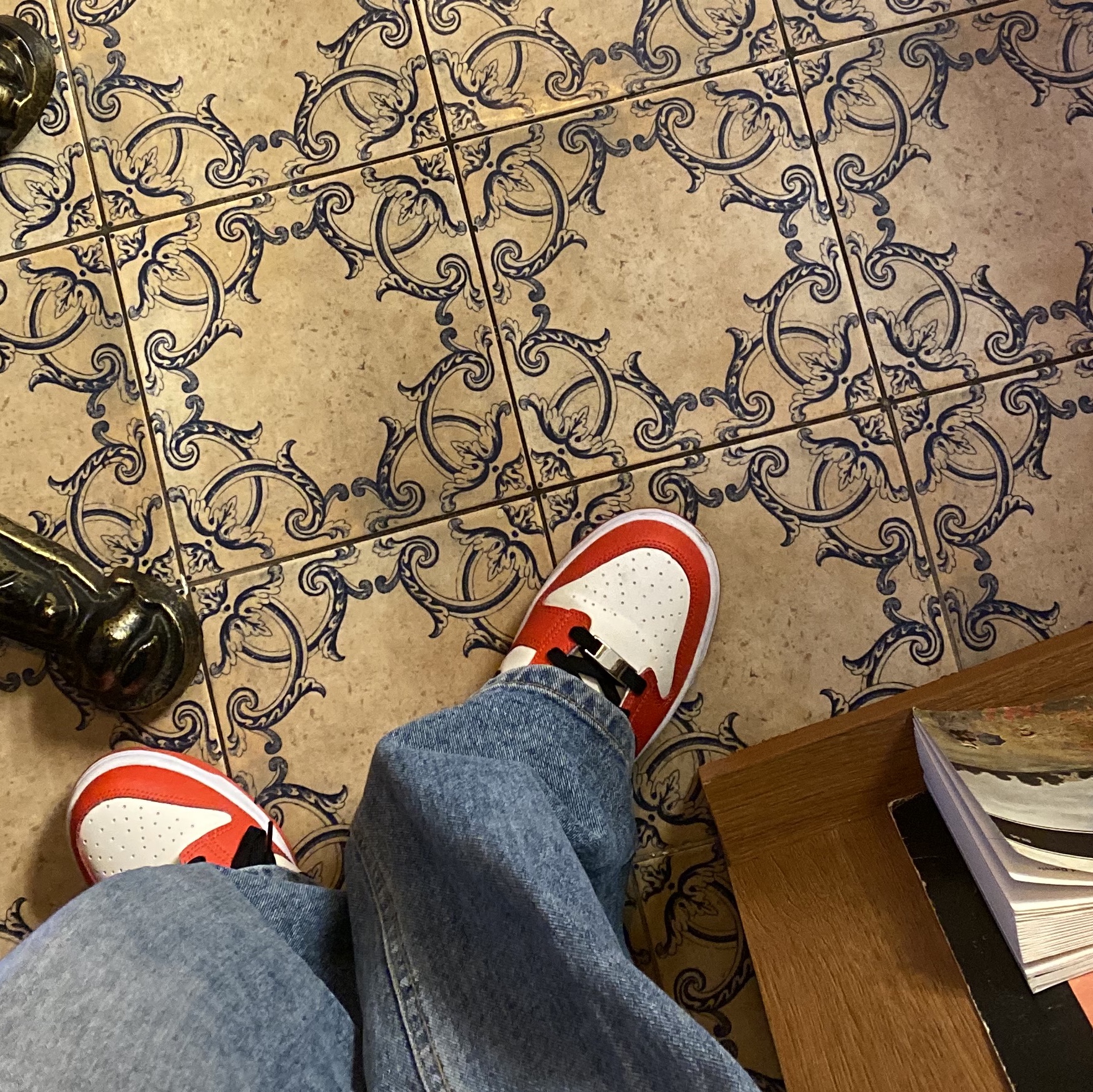 (GS) Nike x NBA Dunk Low Black and Chile Red 착용 스타일 - 2