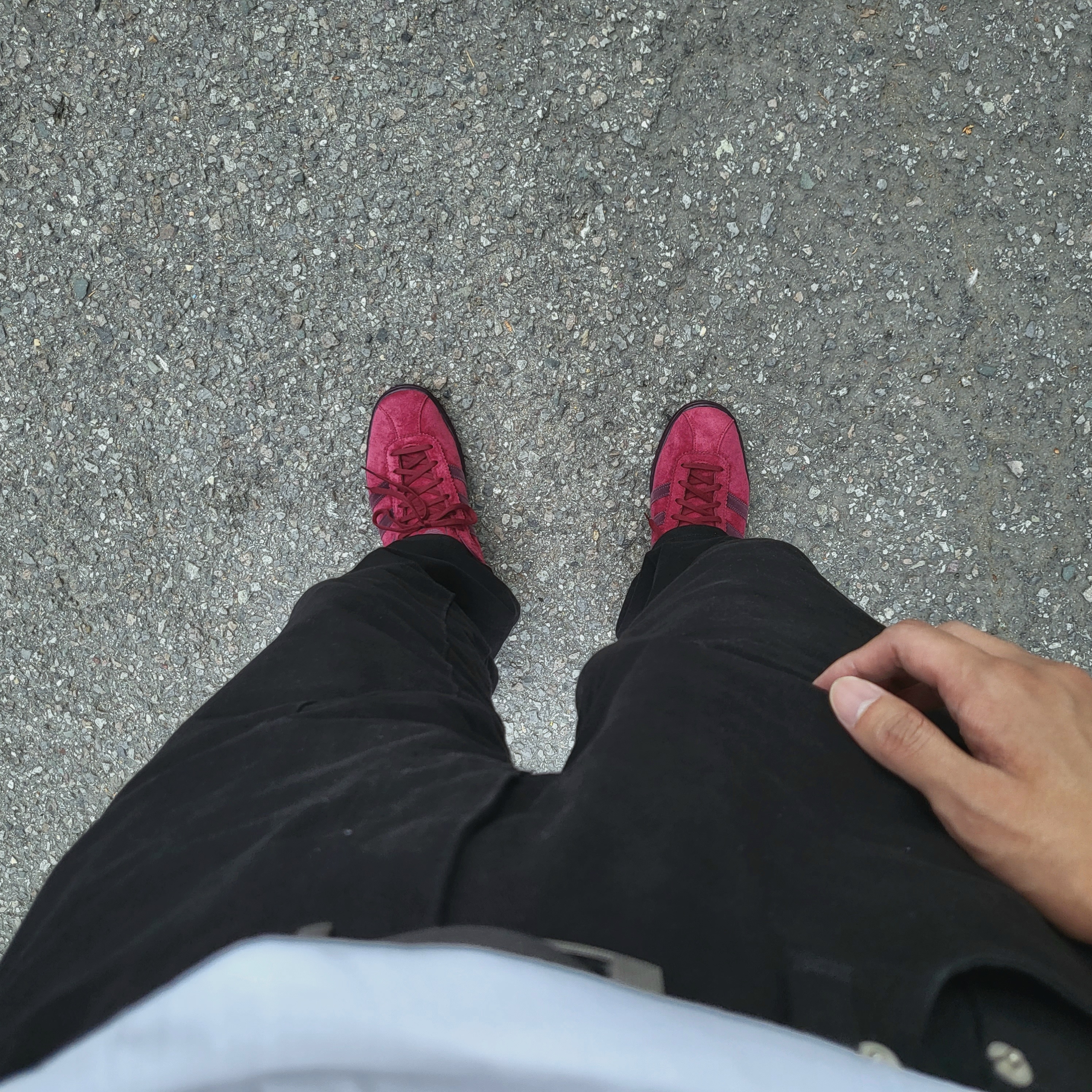 Adidas Tobacco Gruen Collegiate Burgundy 착용 스타일