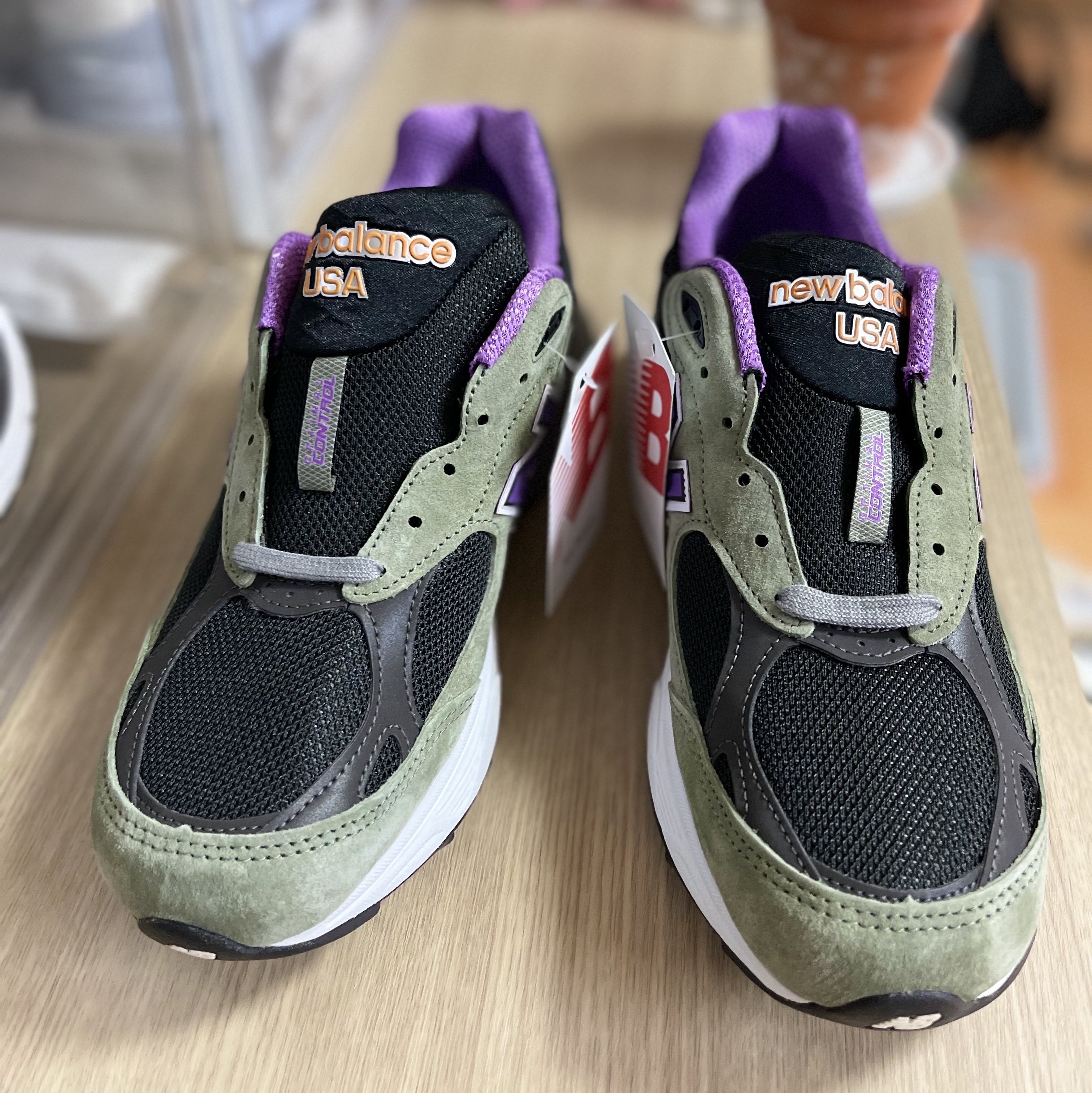 New Balance 990v3 Made in USA Olive Leaf Black 착용 스타일 - 1
