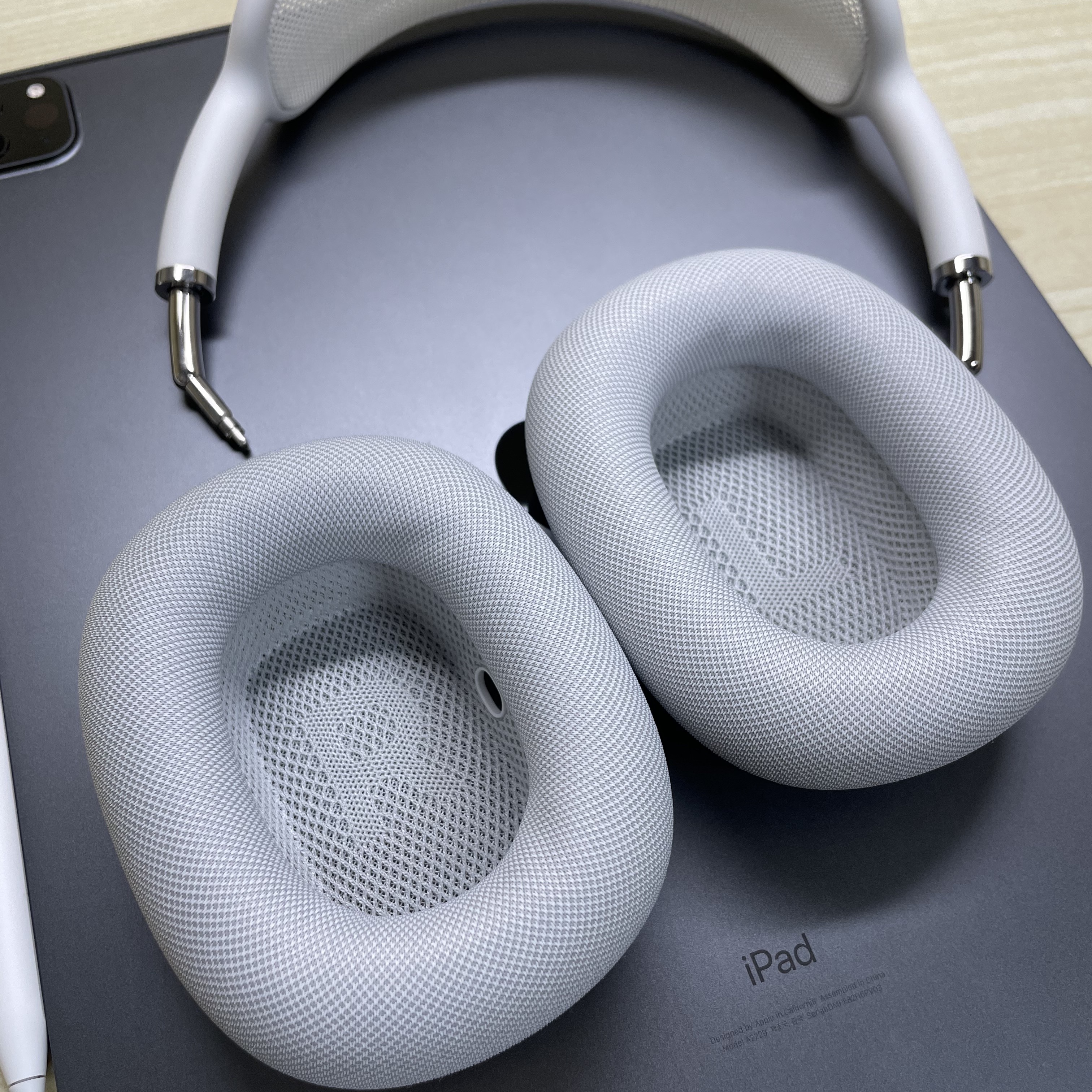 Apple AirPods Max Lightning Silver (Korean Ver.), Apple AirPods Max Lightning Space Gray (Korean Ver.) 착용 스타일 - 1