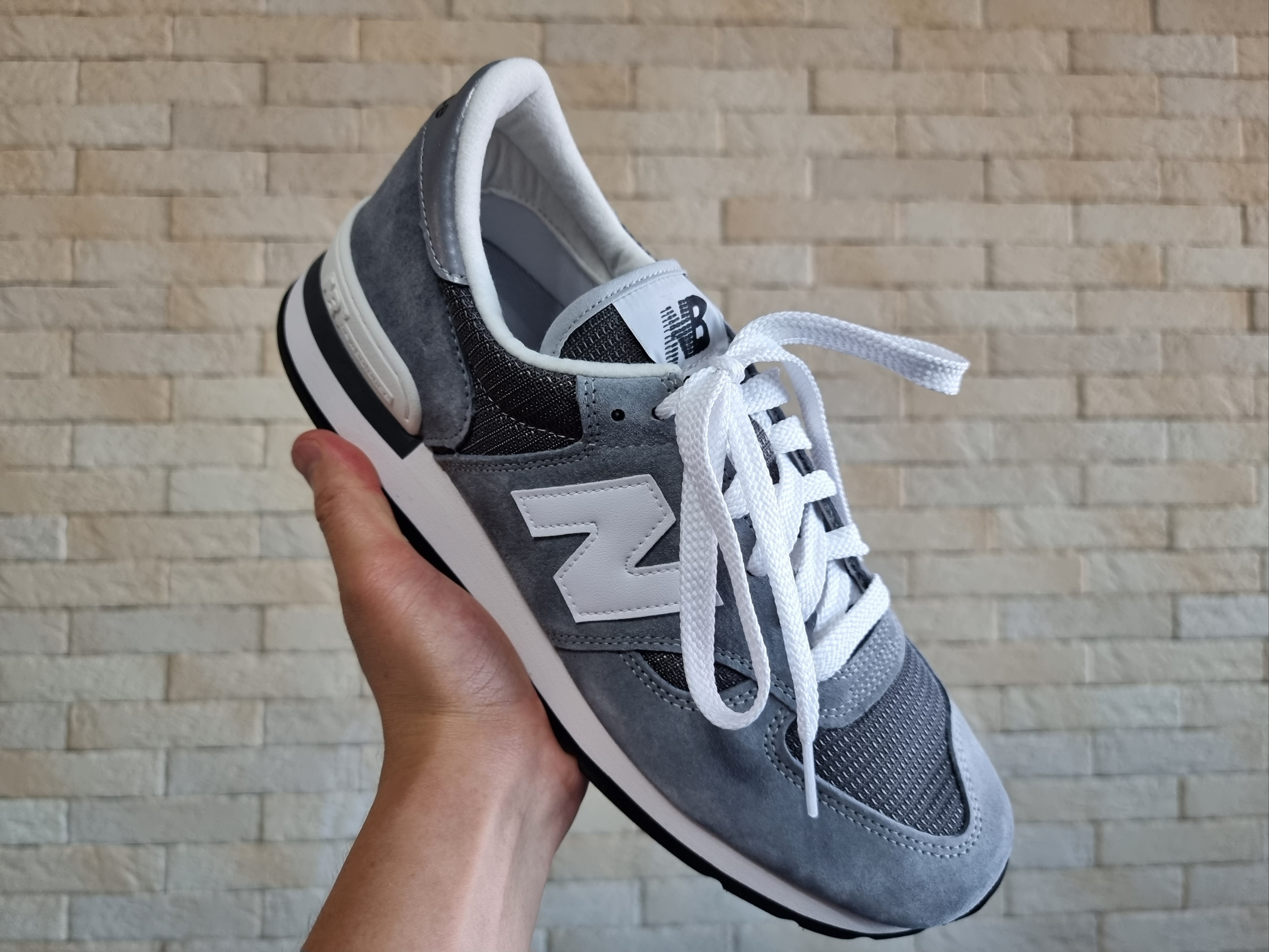 New Balance 990v1 Made in USA Grey White 착용 스타일 - 4