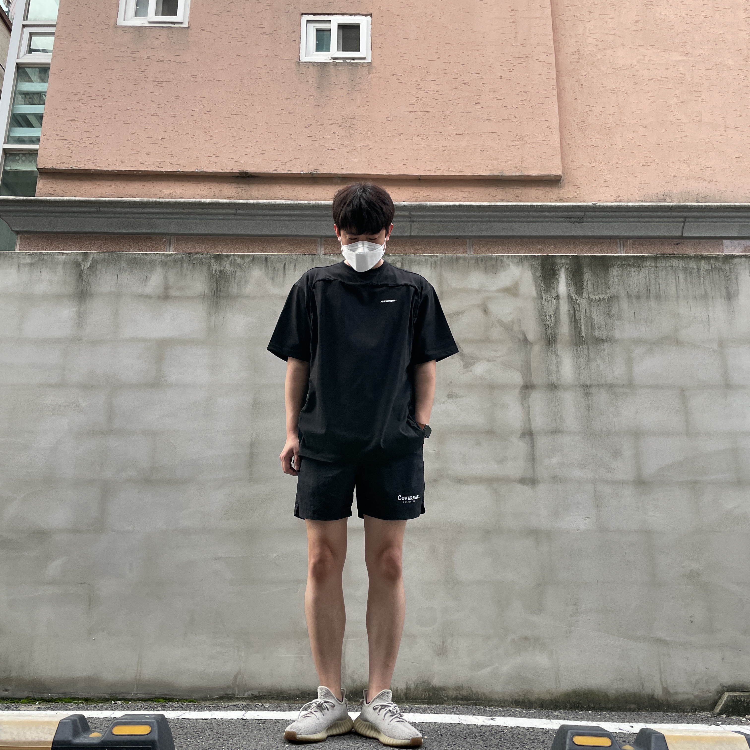 Adidas Yeezy Boost 350 V2 Sesame 2018, Ader Error Tap T-Shirt Noir 착용 스타일