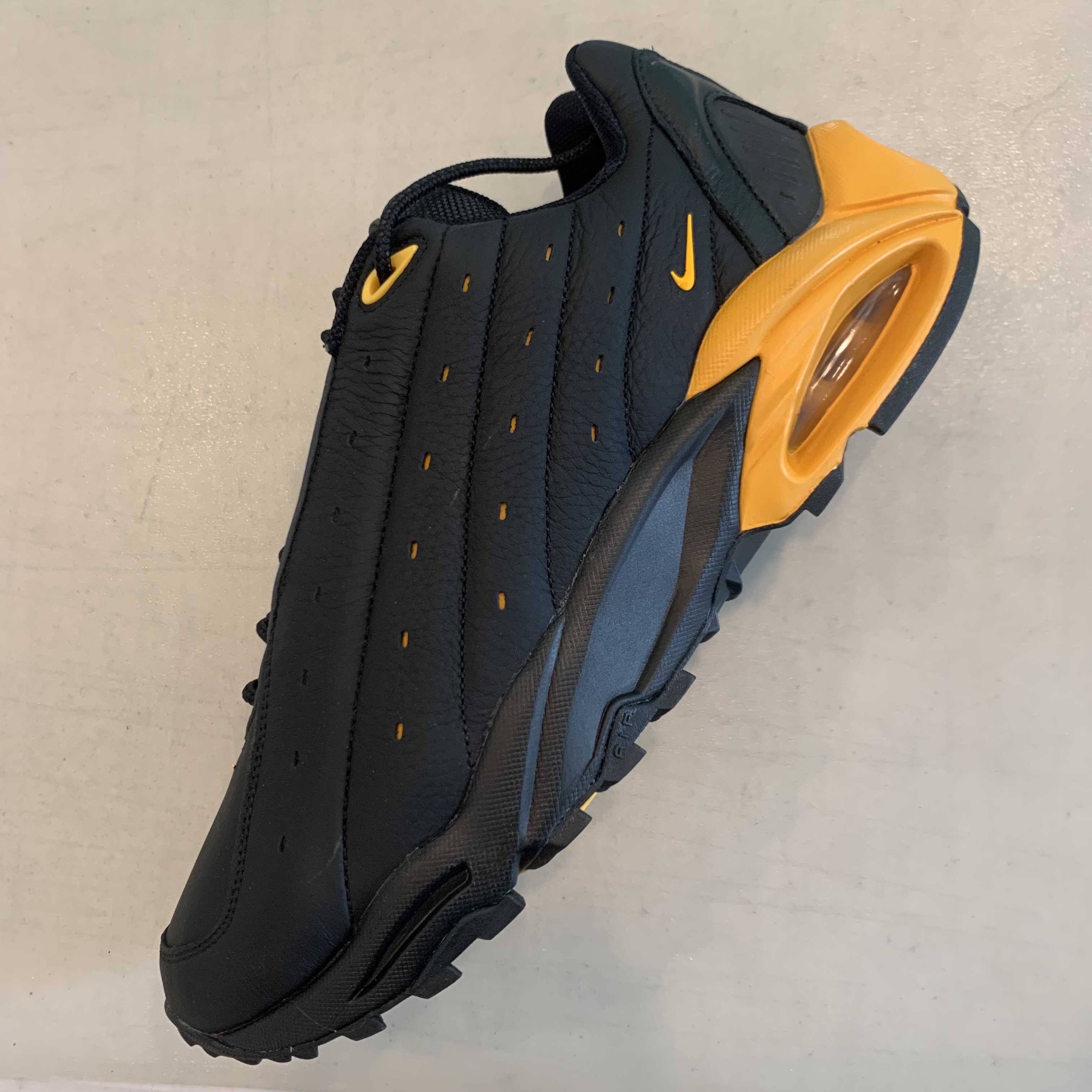 Nike x Drake Nocta Hot Step Air Terra Black and Yellow 착용 스타일 - 3