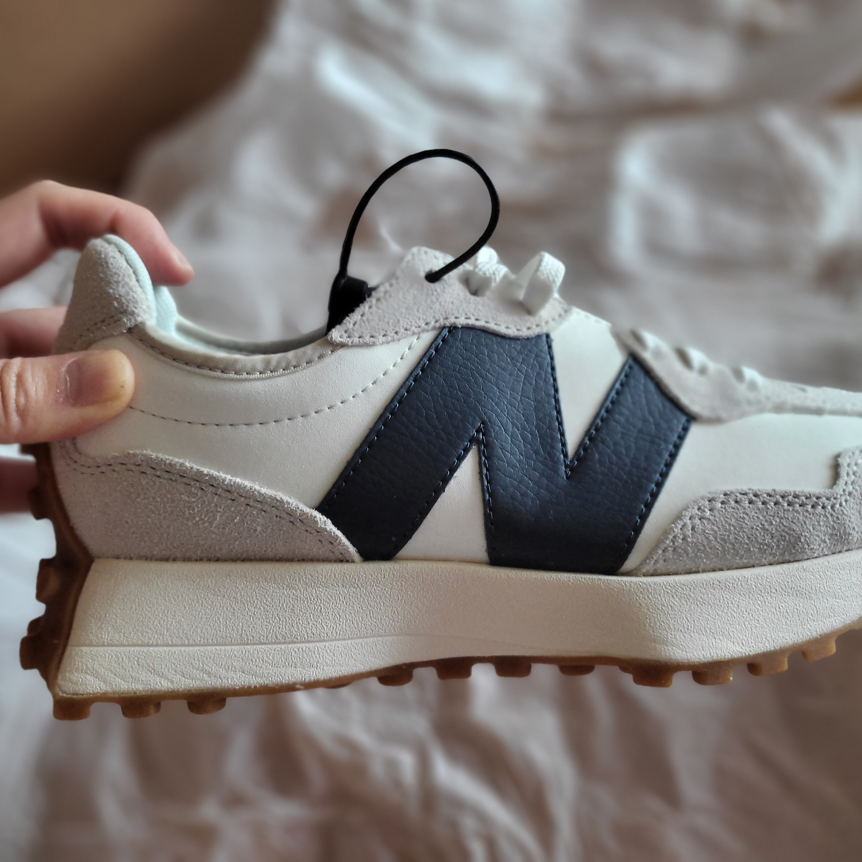 (W) New Balance 327 Beige Gum 착용 스타일