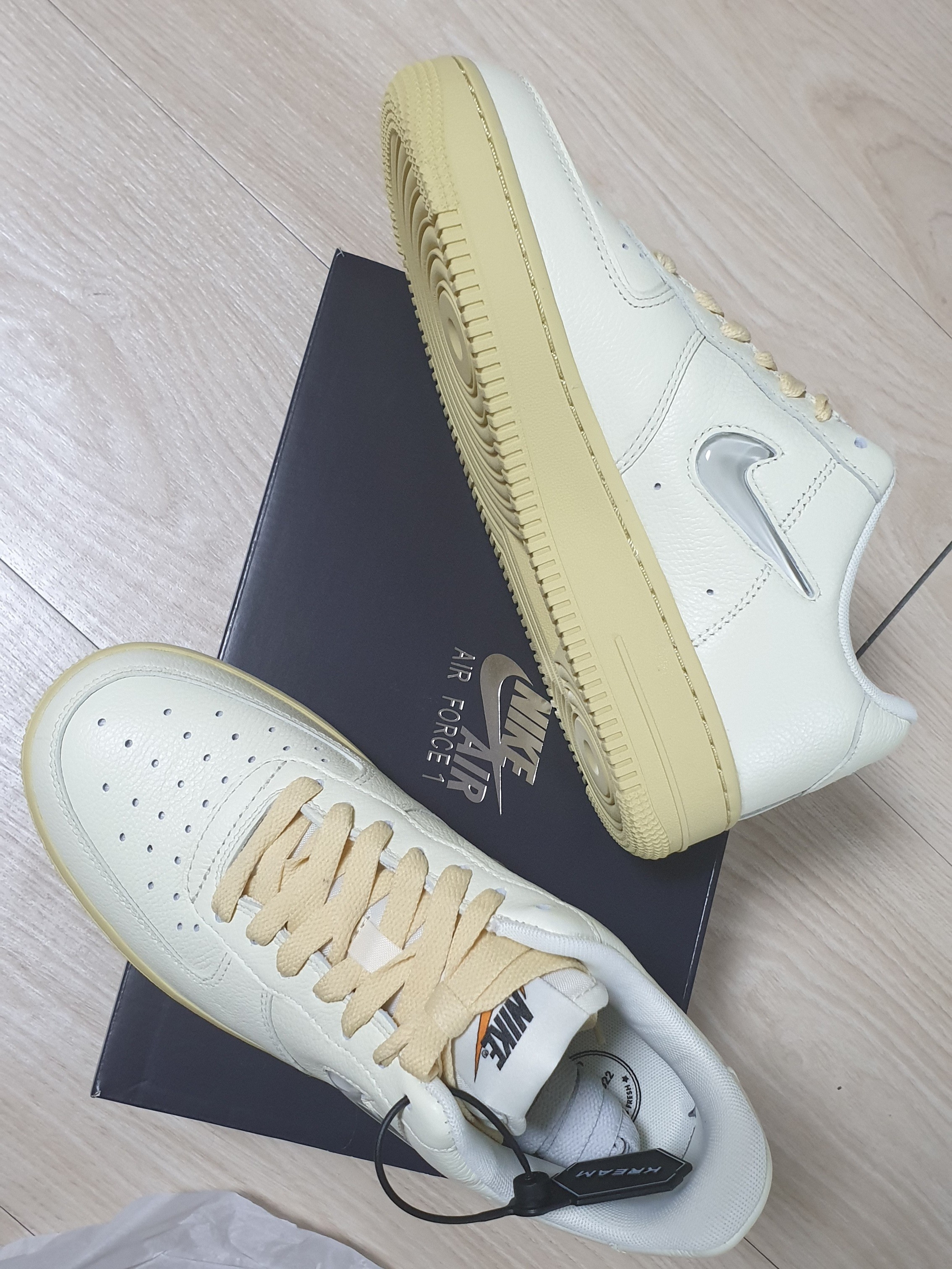 (W) Nike Air Force 1 '07 LX Coconut Milk and Lemon Wash 착용 스타일 - 2