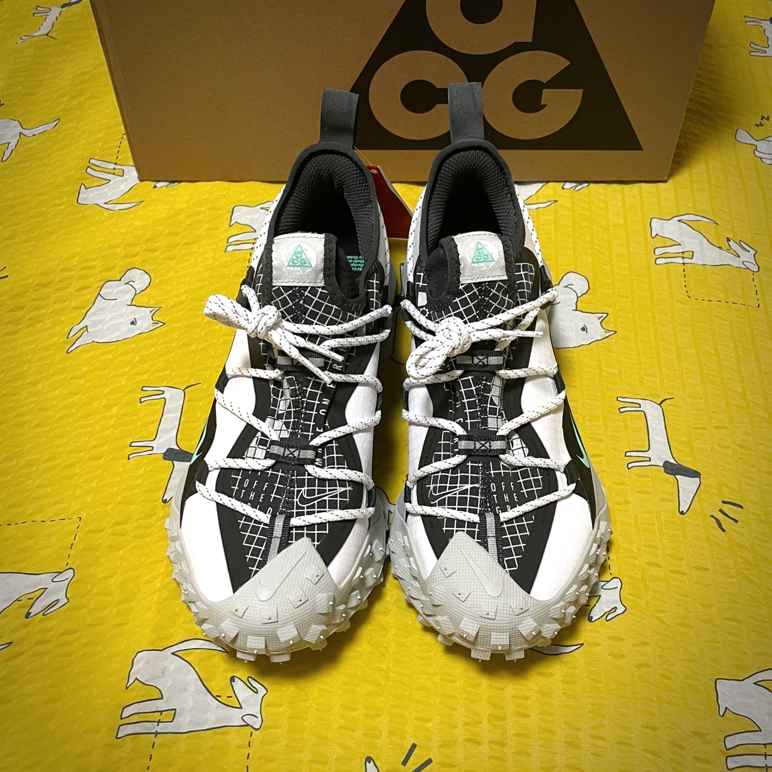 Nike ACG Mountain Fly Low SE White and Black 착용 스타일 - 1