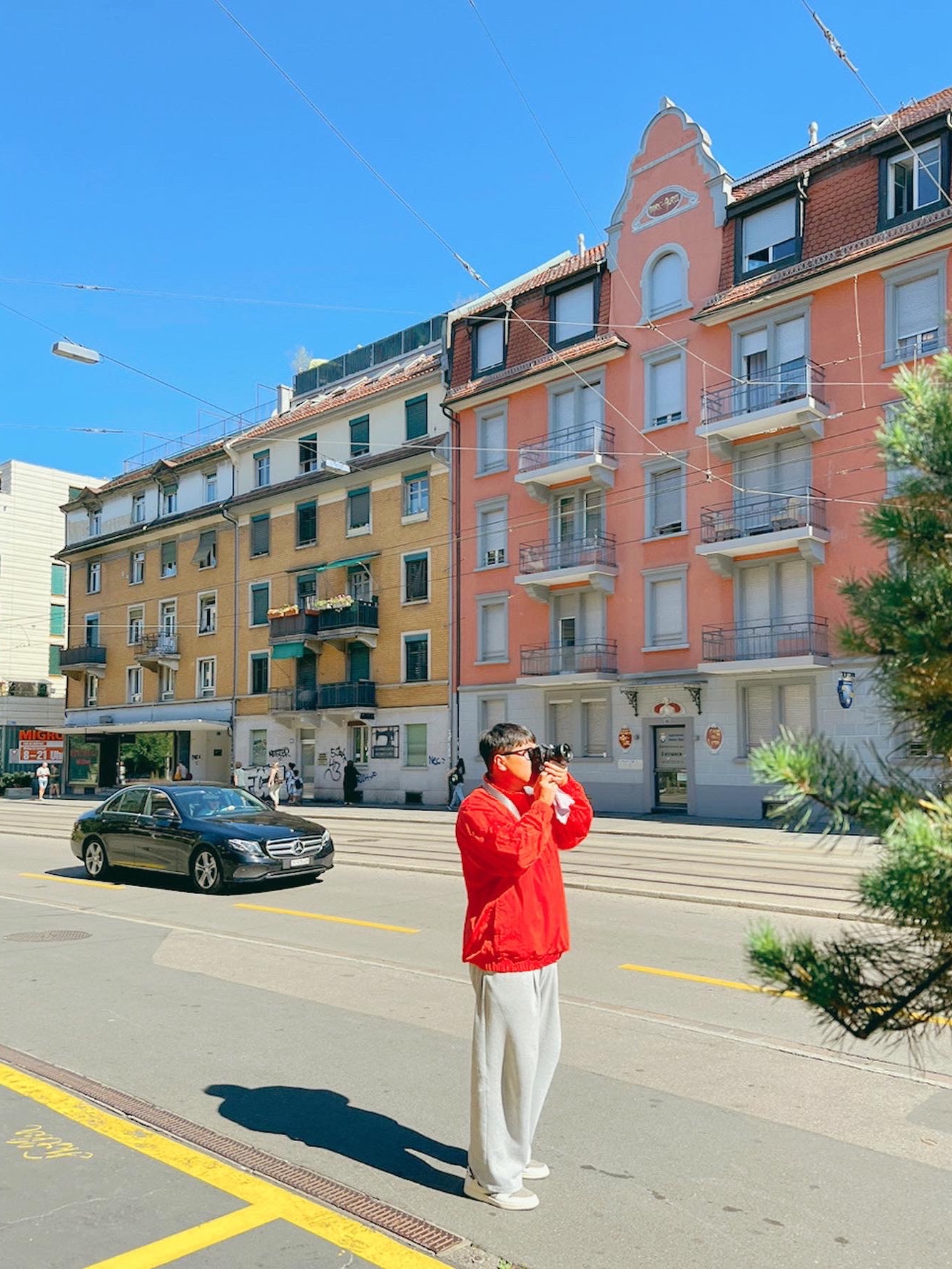 Nike x Stussy Windrunner Jacket Habanero Red, Jordan 1 x Travis Scott Retro Low OG SP Sail and Ridgerock 착용 스타일