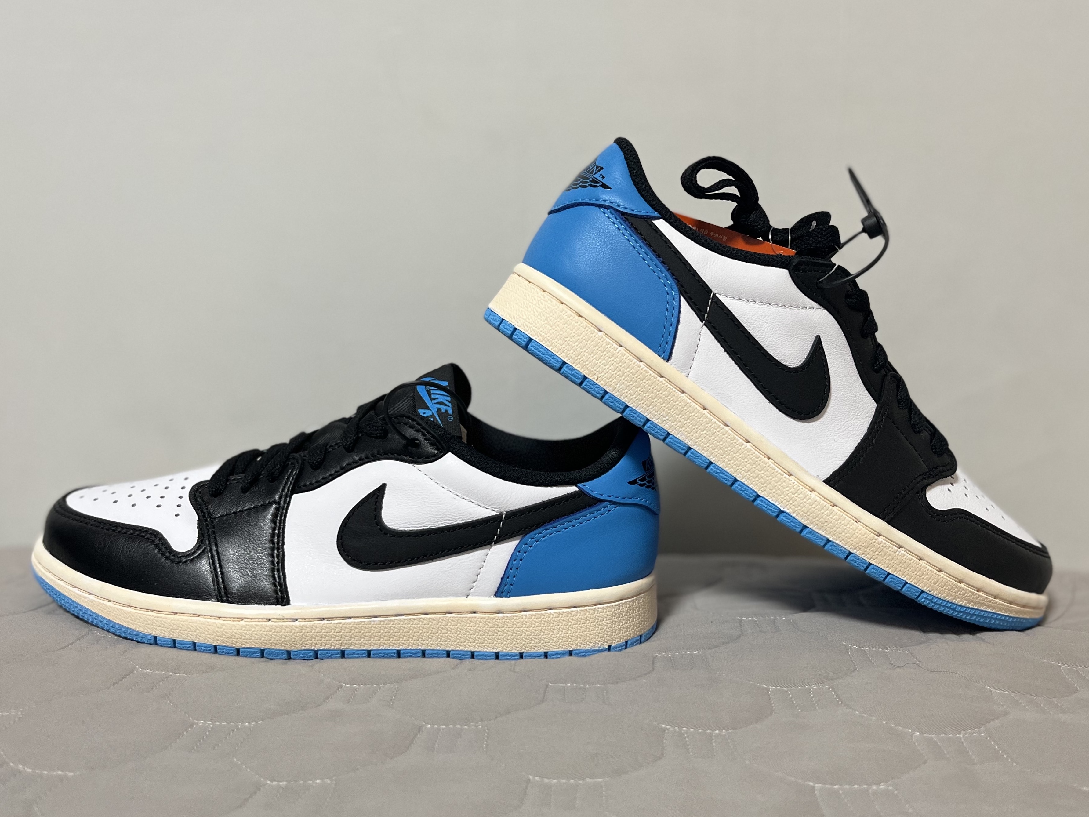 Jordan 1 Retro Low OG Black and Dark Powder Blue 착용 스타일 - 1