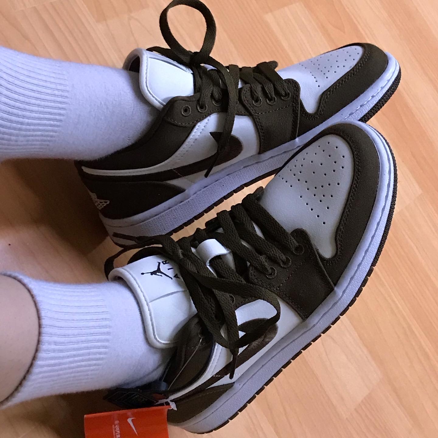(W) Jordan 1 Low SE Light Olive 착용 스타일 - 2
