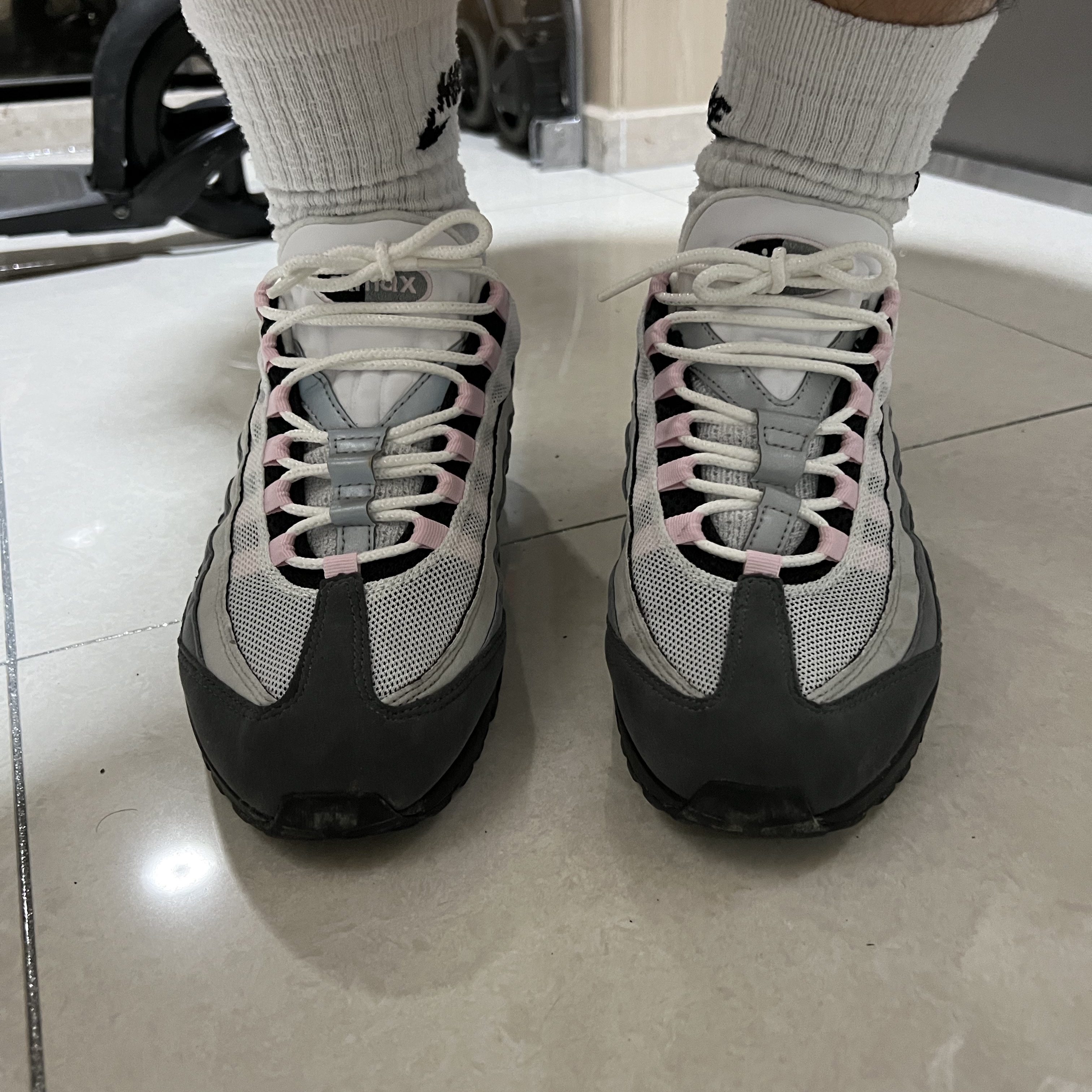 Nike Air Max 95 Gunsmoke Pink Foam 착용 스타일 - 2
