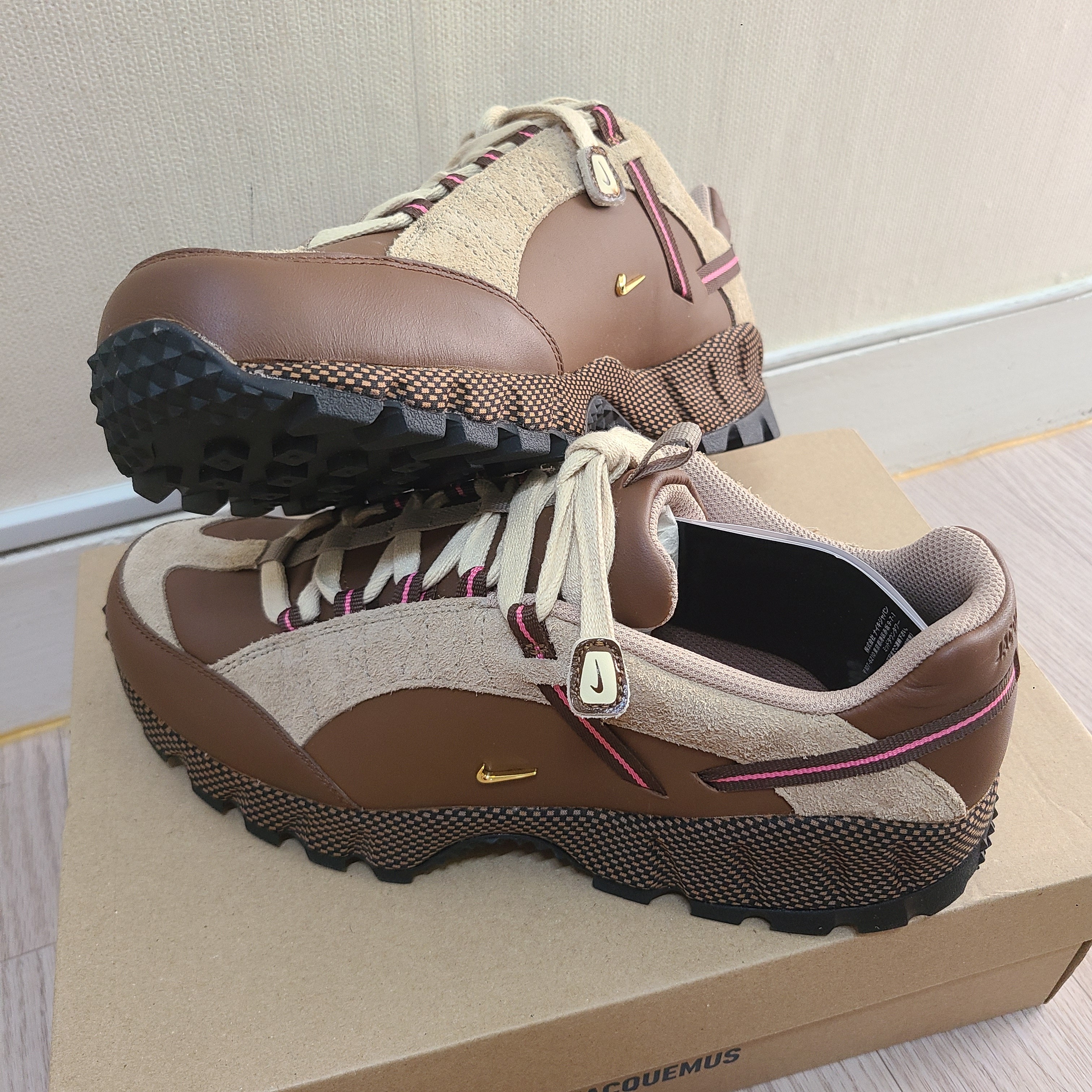 Nike x Jacquemus Air Humara LX Ale Brown and Gold 착용 스타일 - 1