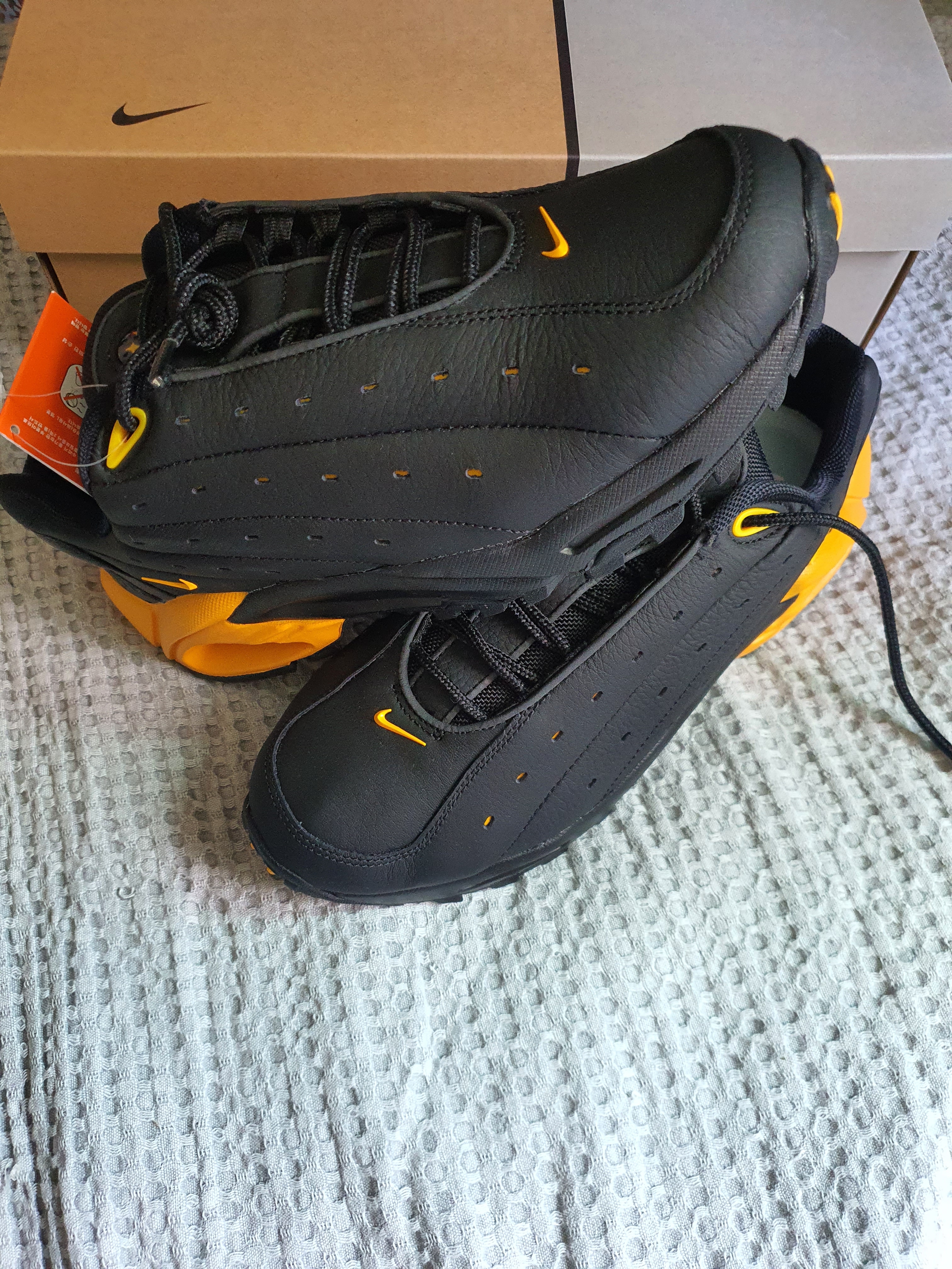 Nike x Drake Nocta Hot Step Air Terra Black and Yellow 착용 스타일 - 1