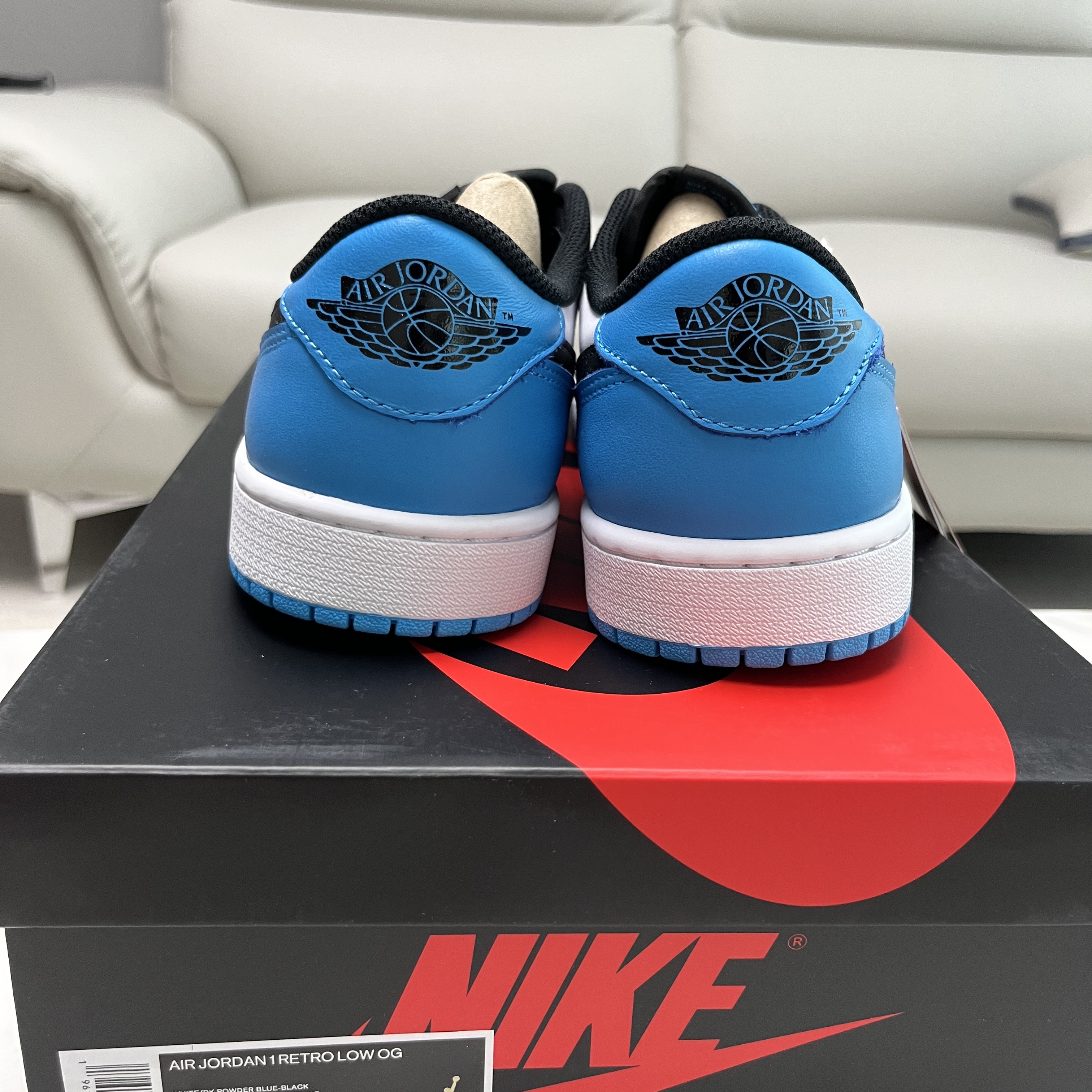 Jordan 1 Retro Low OG Black and Dark Powder Blue 착용 스타일 - 4