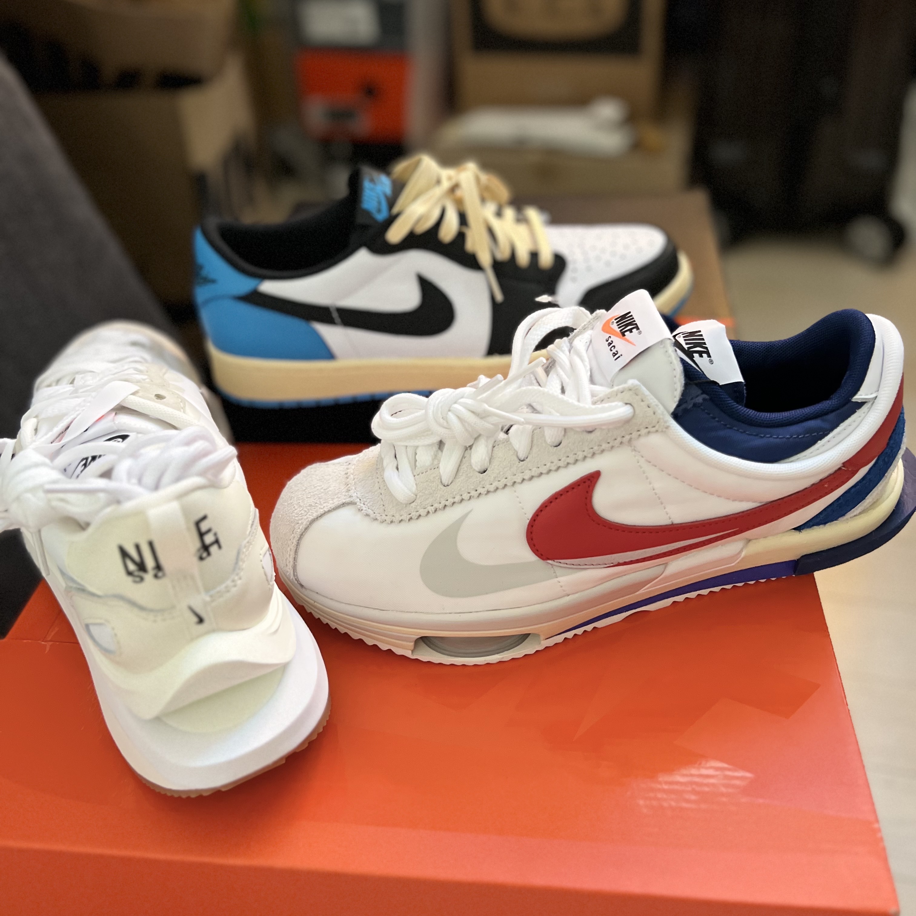 Nike x Sacai Zoom Cortez SP White and University Red, Nike x Sacai VaporWaffle White and Gum 착용 스타일