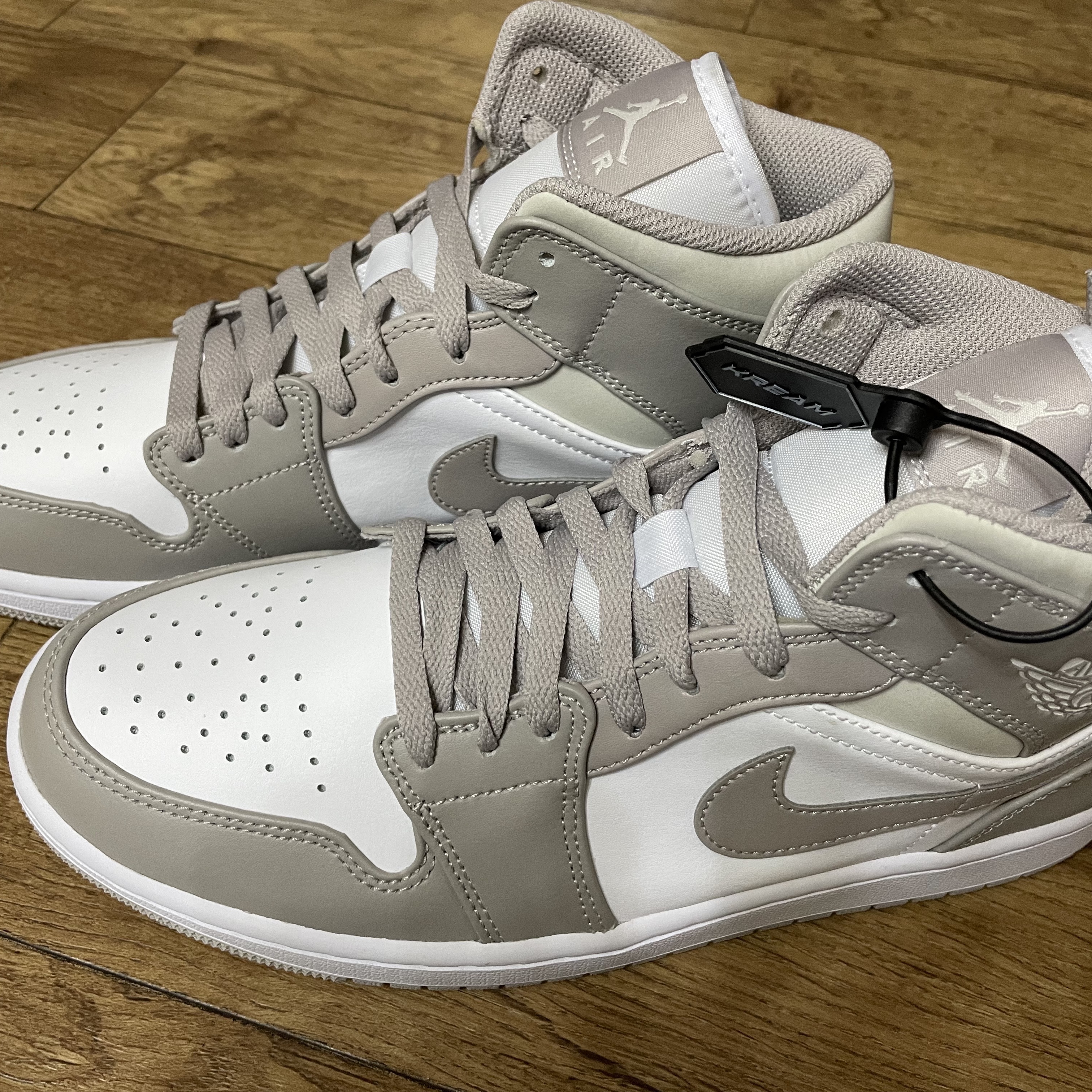 Jordan 1 Mid College Grey 착용 스타일