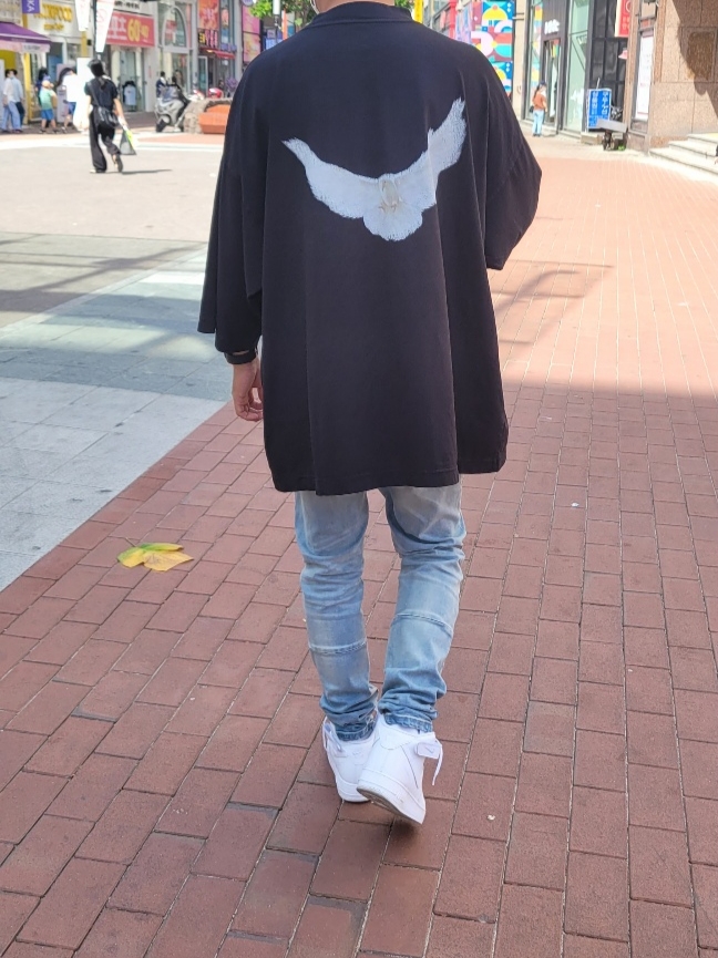 Yeezy Gap Engineered By Balenciaga Dove 3/4 Sleeve T-Shirt Black 착용 스타일 - 3