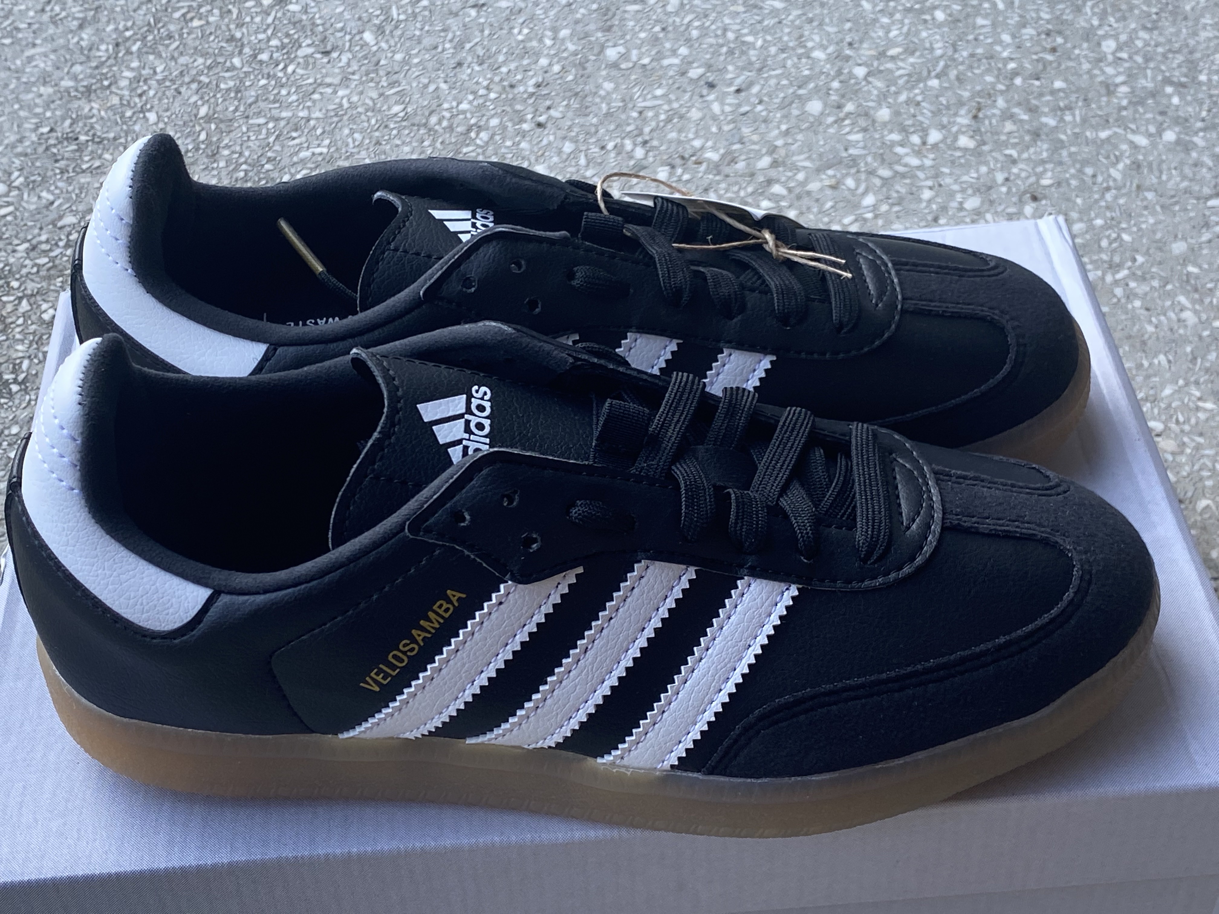 Adidas Velosamba Vegan Cycling Core Black 착용 스타일 - 2