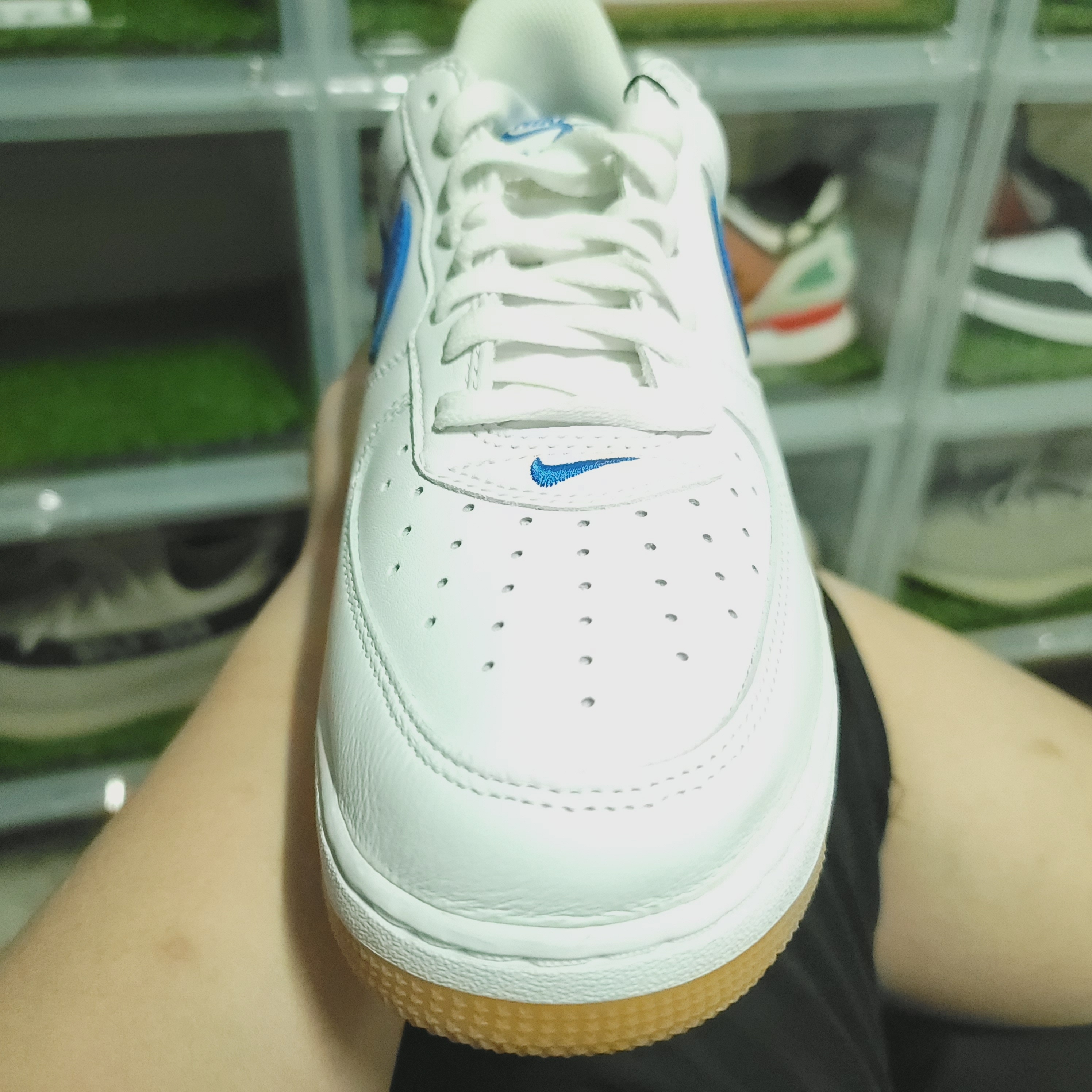Nike Air Force 1 Low Retro Color of the Month Varsity Royal, Nike Air Force 1 Low Retro Color of the Month University Red 착용 스타일 - 5