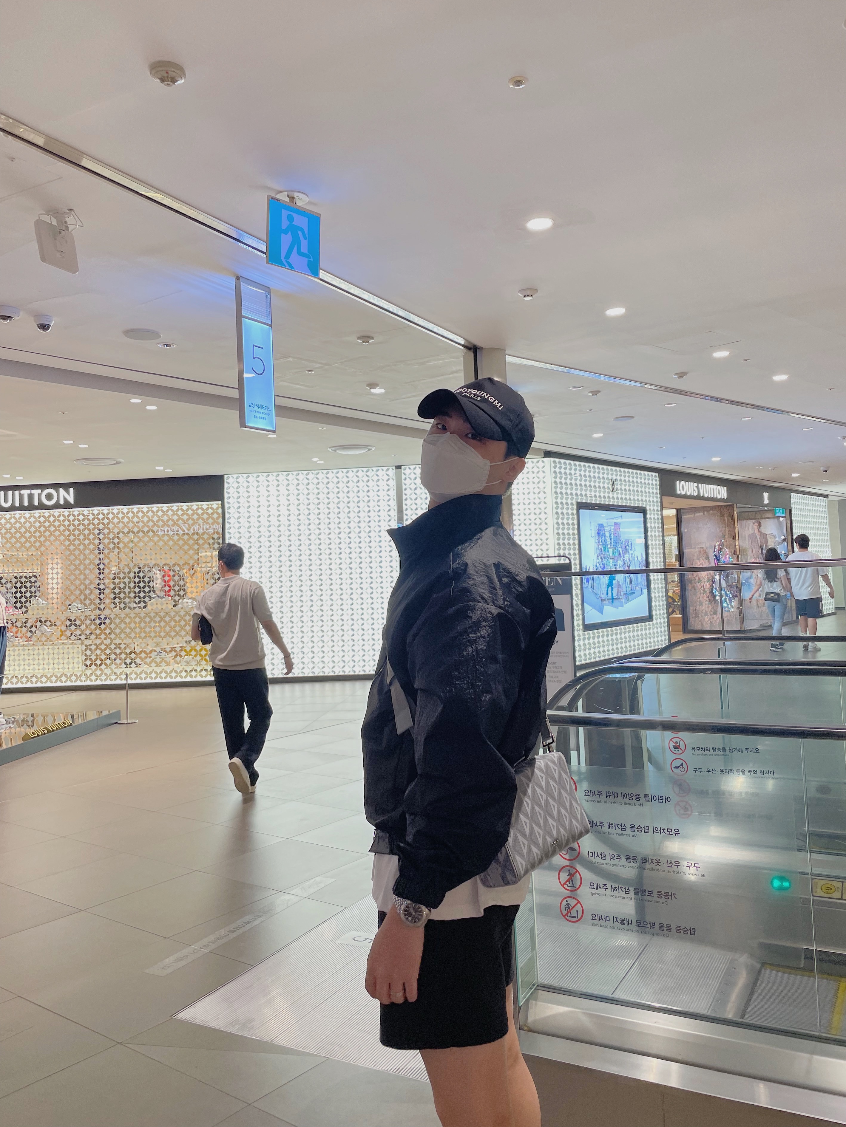 Wooyoungmi White Embroidered Logo Ball Cap Black, Dior Lingot Messenger Bag CD Diamond Canvas and Smooth Calfskin Grey 착용 스타일