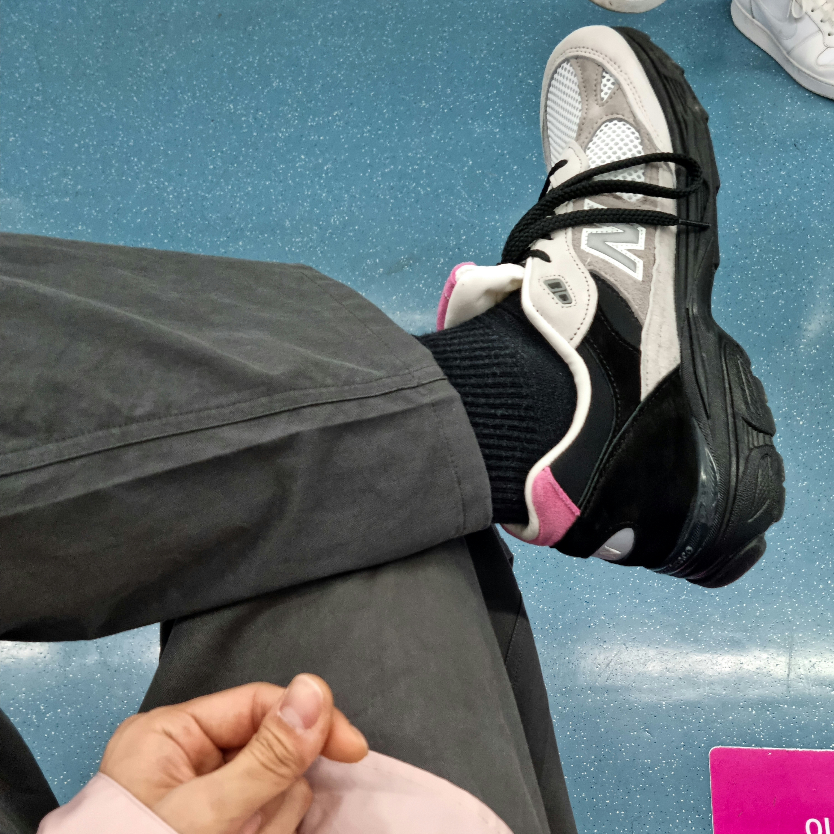 New Balance 991.9 Made in UK Grey Pink 착용 스타일 - 2