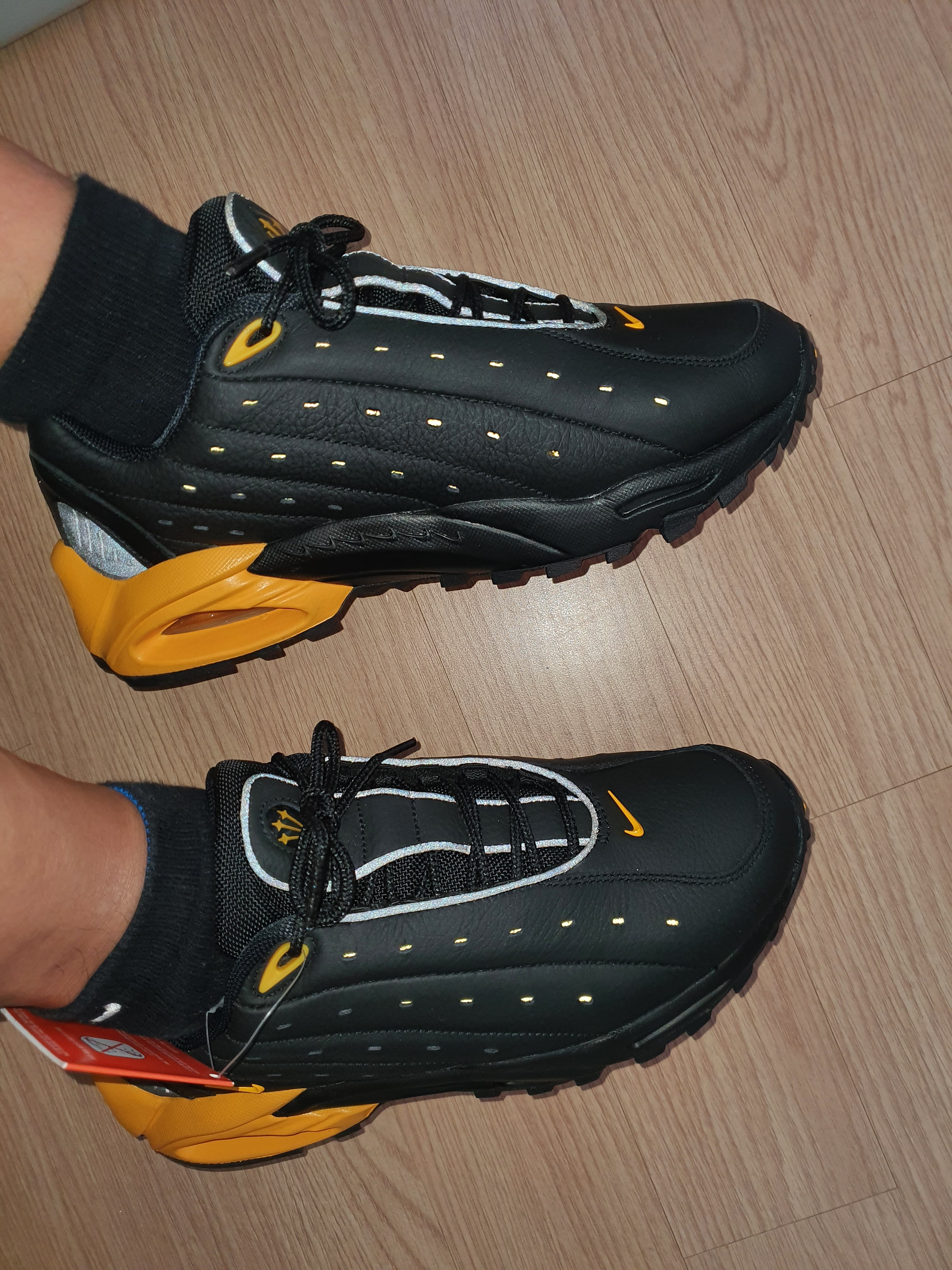 Nike x Drake Nocta Hot Step Air Terra Black and Yellow 착용 스타일 - 5