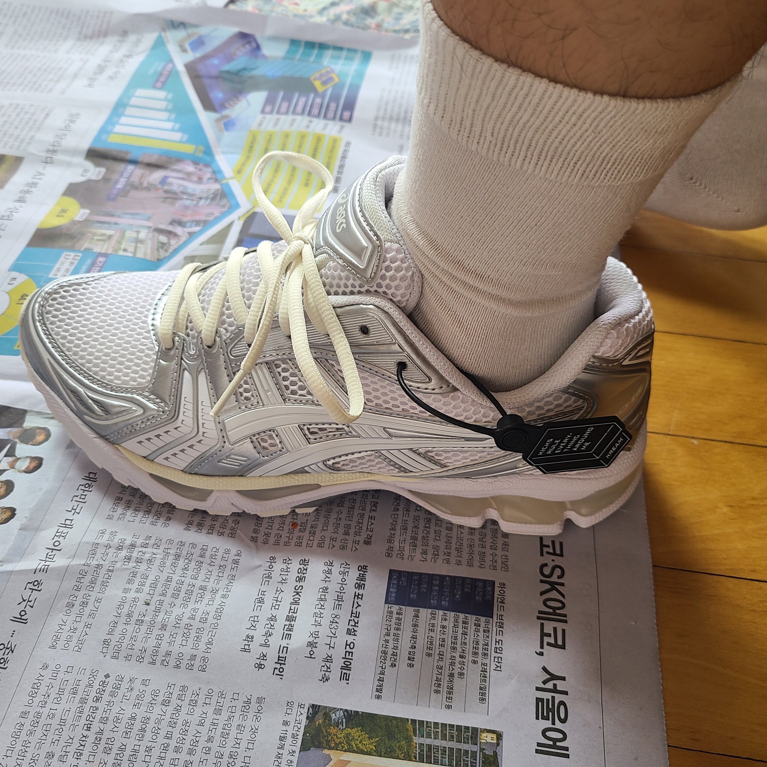 Asics x JJJJound Gel-Kayano 14 Silver White 착용 스타일 - 2