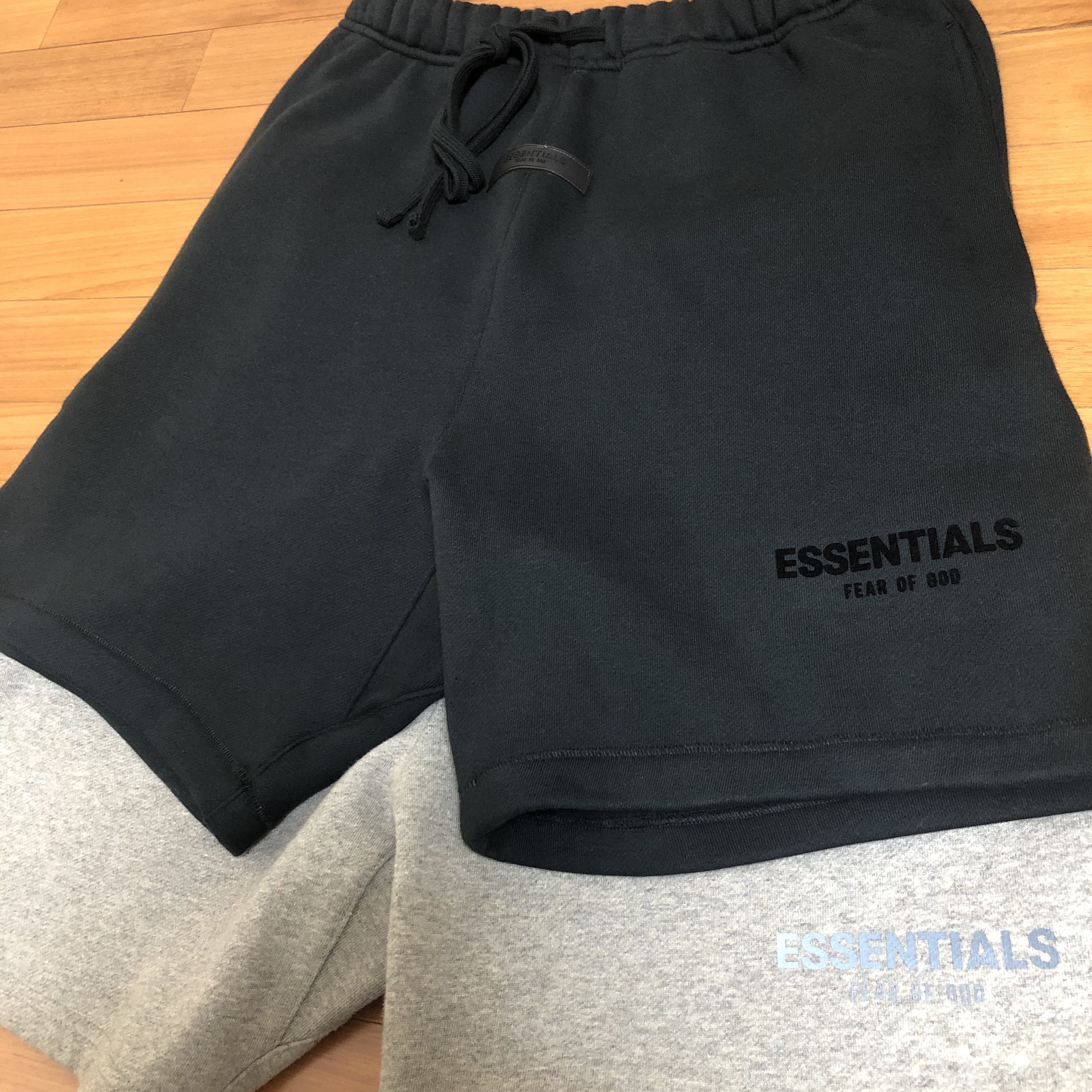 Essentials The Core Collection Sweatshorts Stretch Limo, Essentials Sweatshorts Heather Oatmeal - 21SS 착용 스타일