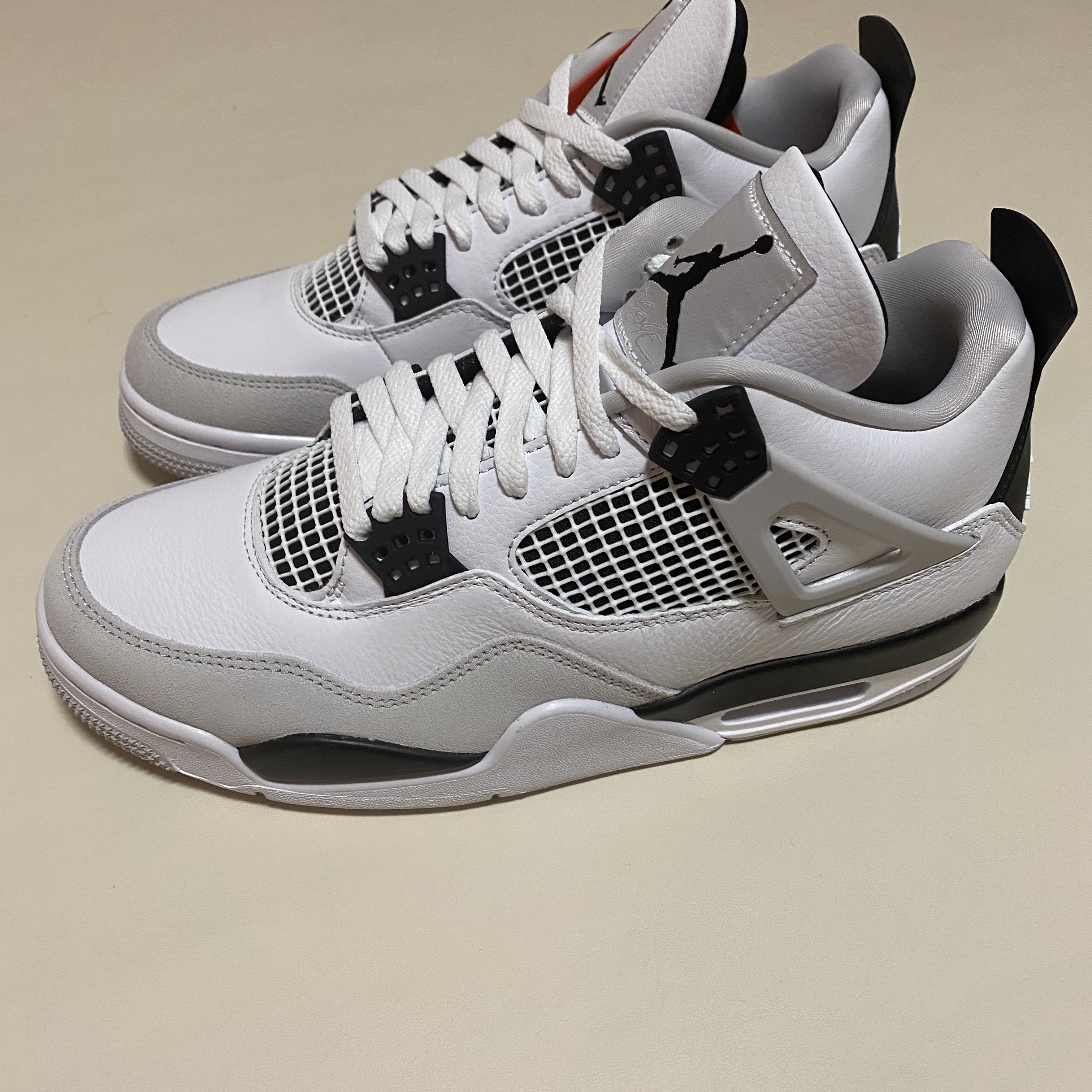 Jordan 4 Retro White and Black 착용 스타일