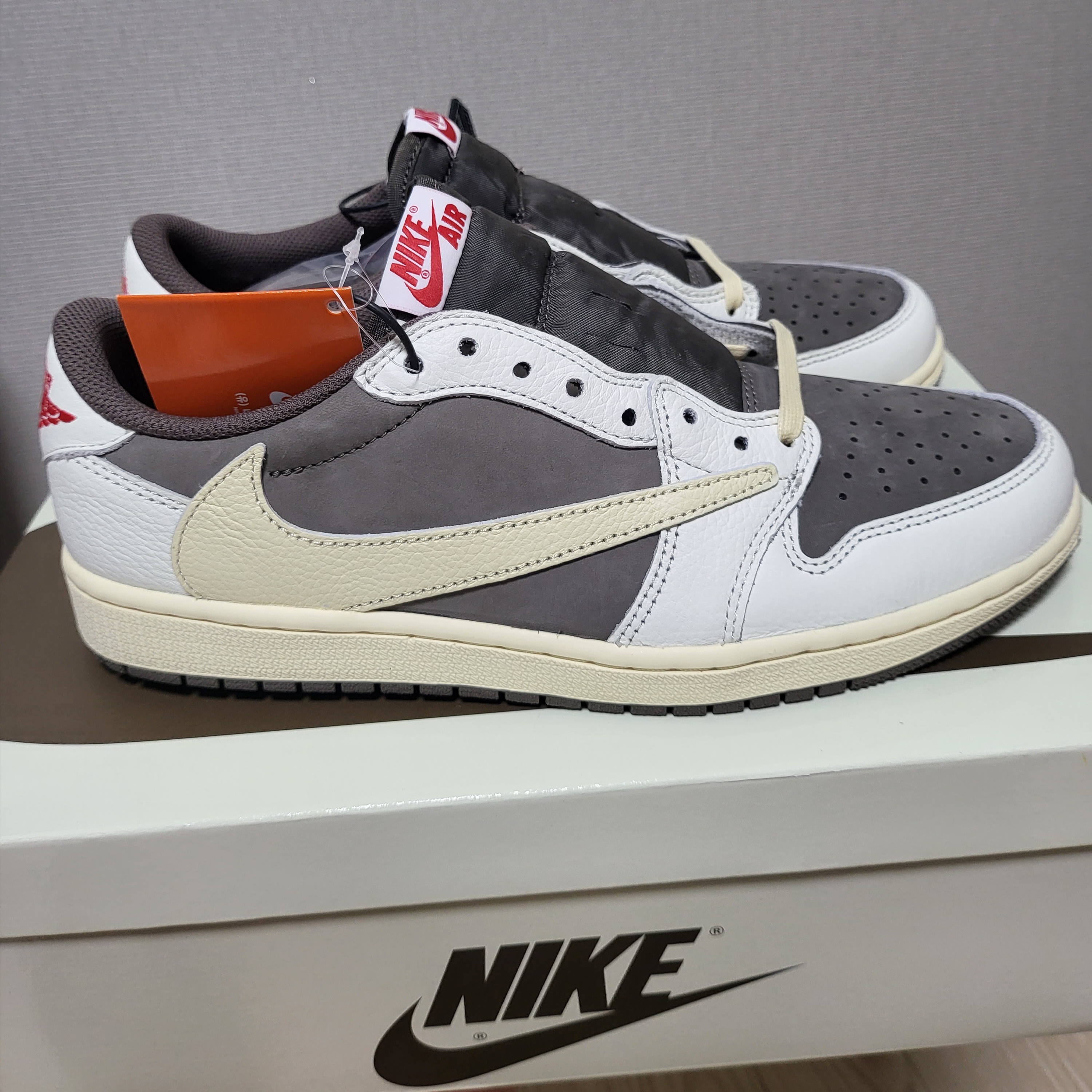 Jordan 1 x Travis Scott Retro Low OG SP Sail and Ridgerock 착용 스타일
