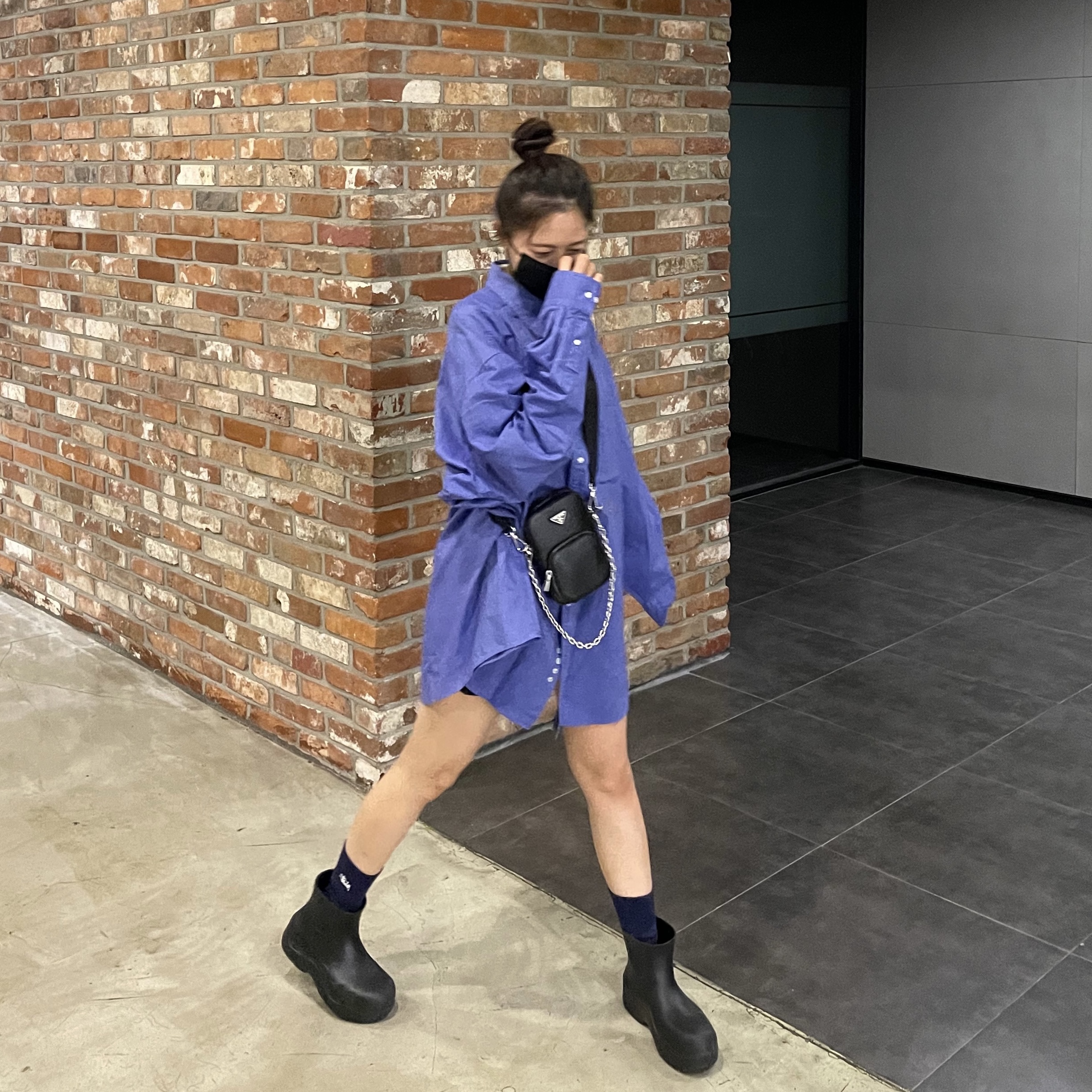 Bottega Veneta Puddle Ankle Boots Black 착용 스타일 - 2