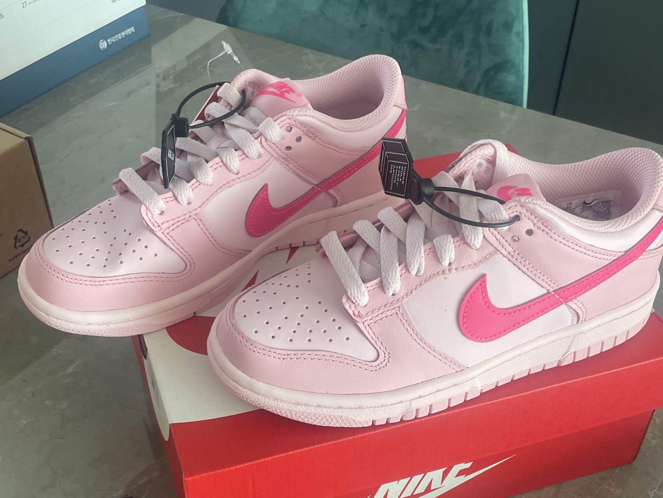 (GS) Nike Dunk Low Triple Pink 착용 스타일 - 2