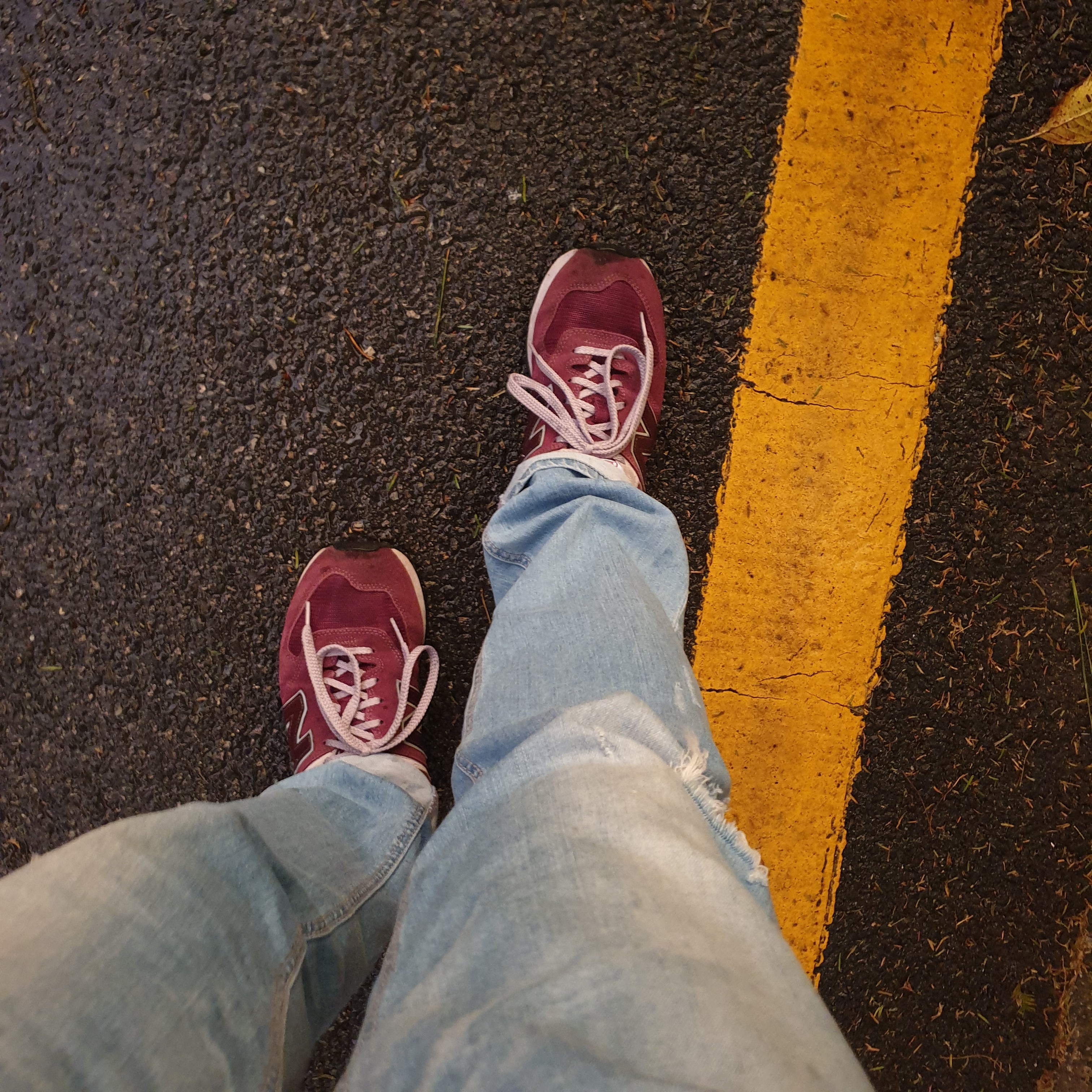 New Balance 574 Burgundy 착용 스타일