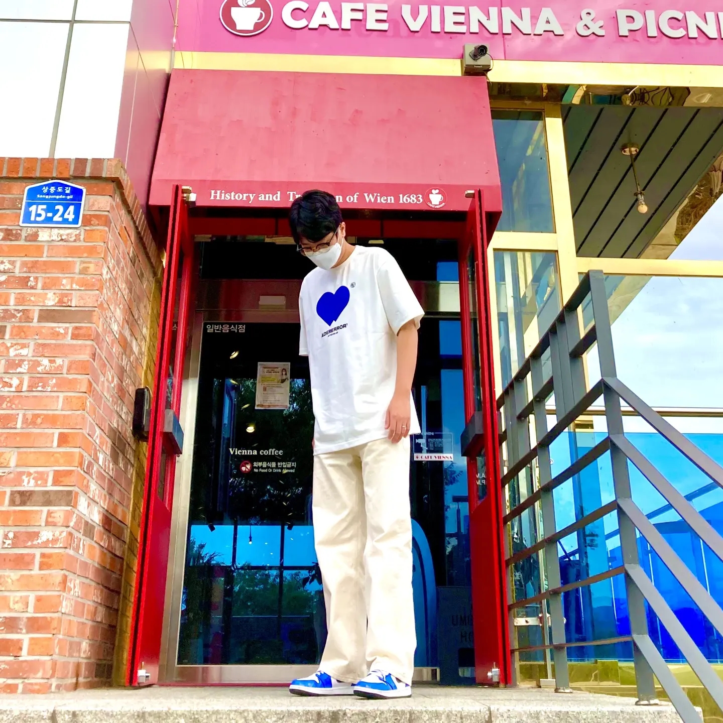 Ader Error Twin Heart Logo T-Shirt White, Jordan 1 Mid SE Signal Blue 착용 스타일