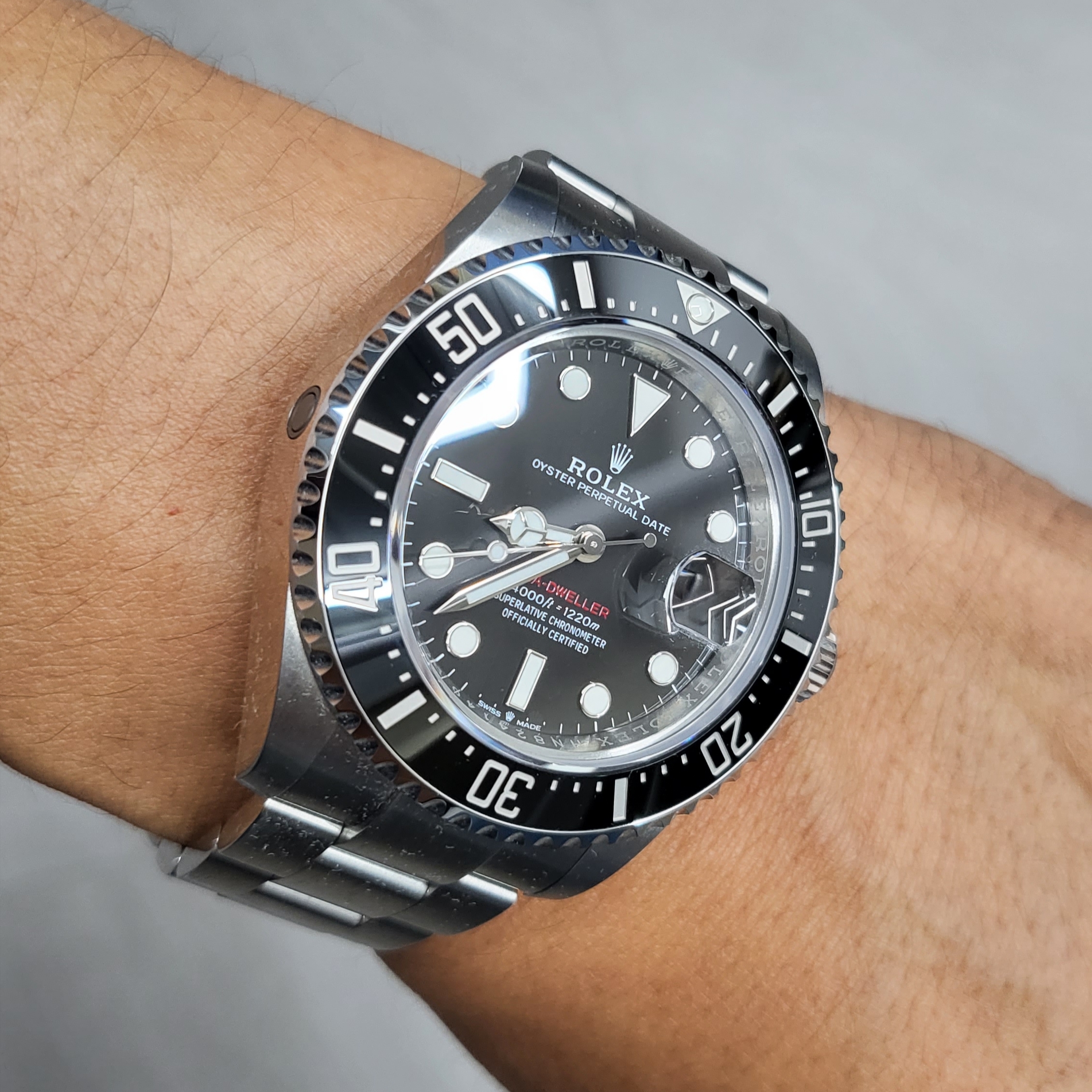 Rolex Sea-Dweller 43mm 126600 Black Oyster 착용 스타일 - 1
