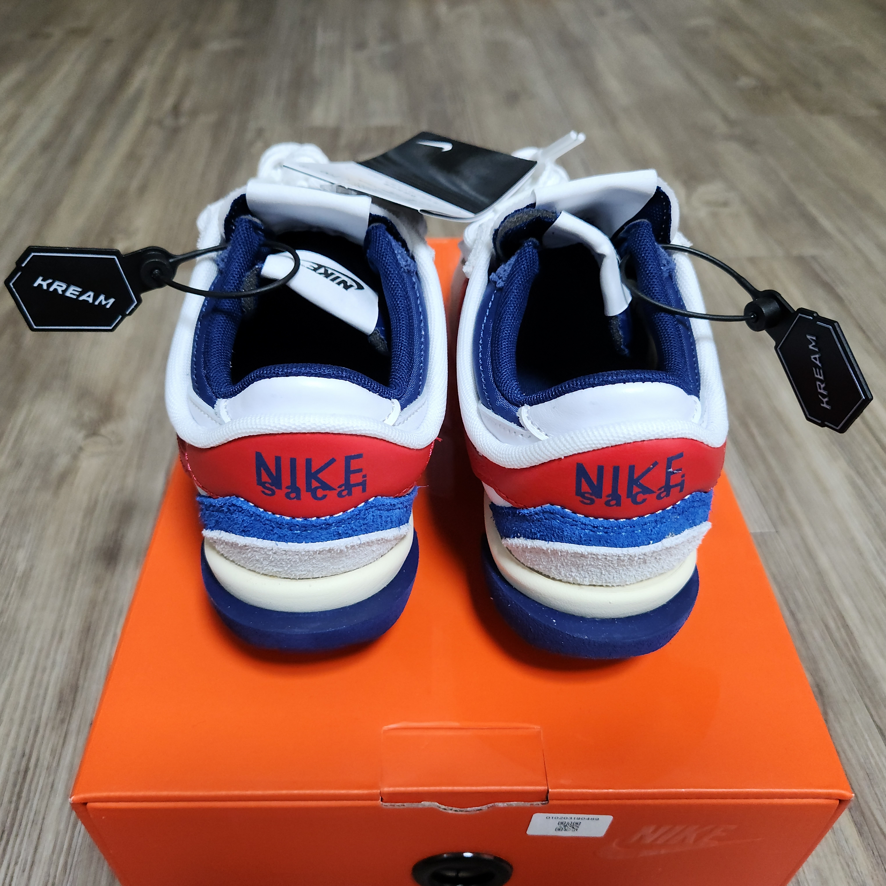 Nike x Sacai Zoom Cortez SP White and University Red 착용 스타일 - 3