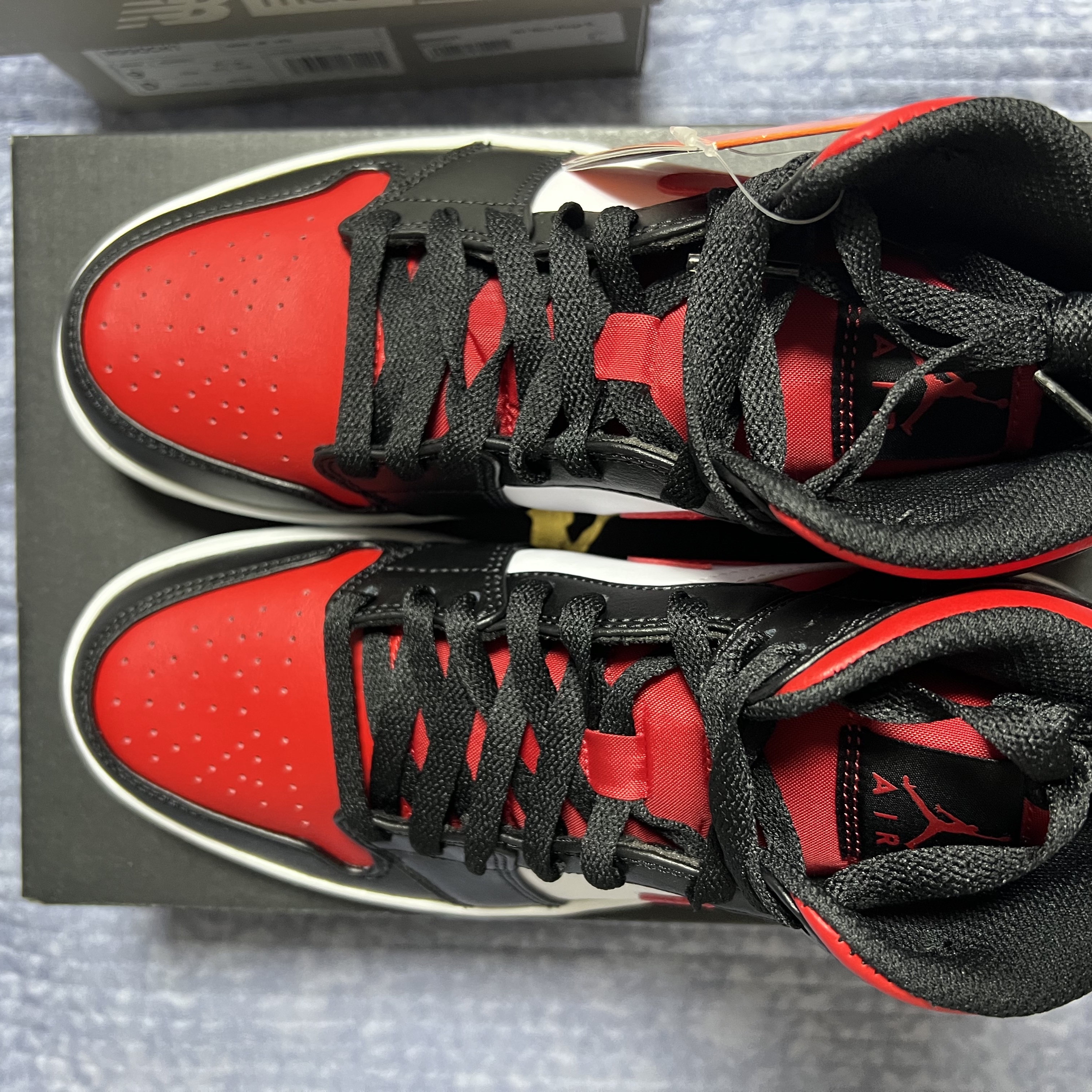 Jordan 1 Mid Black Fire Red 착용 스타일 - 2
