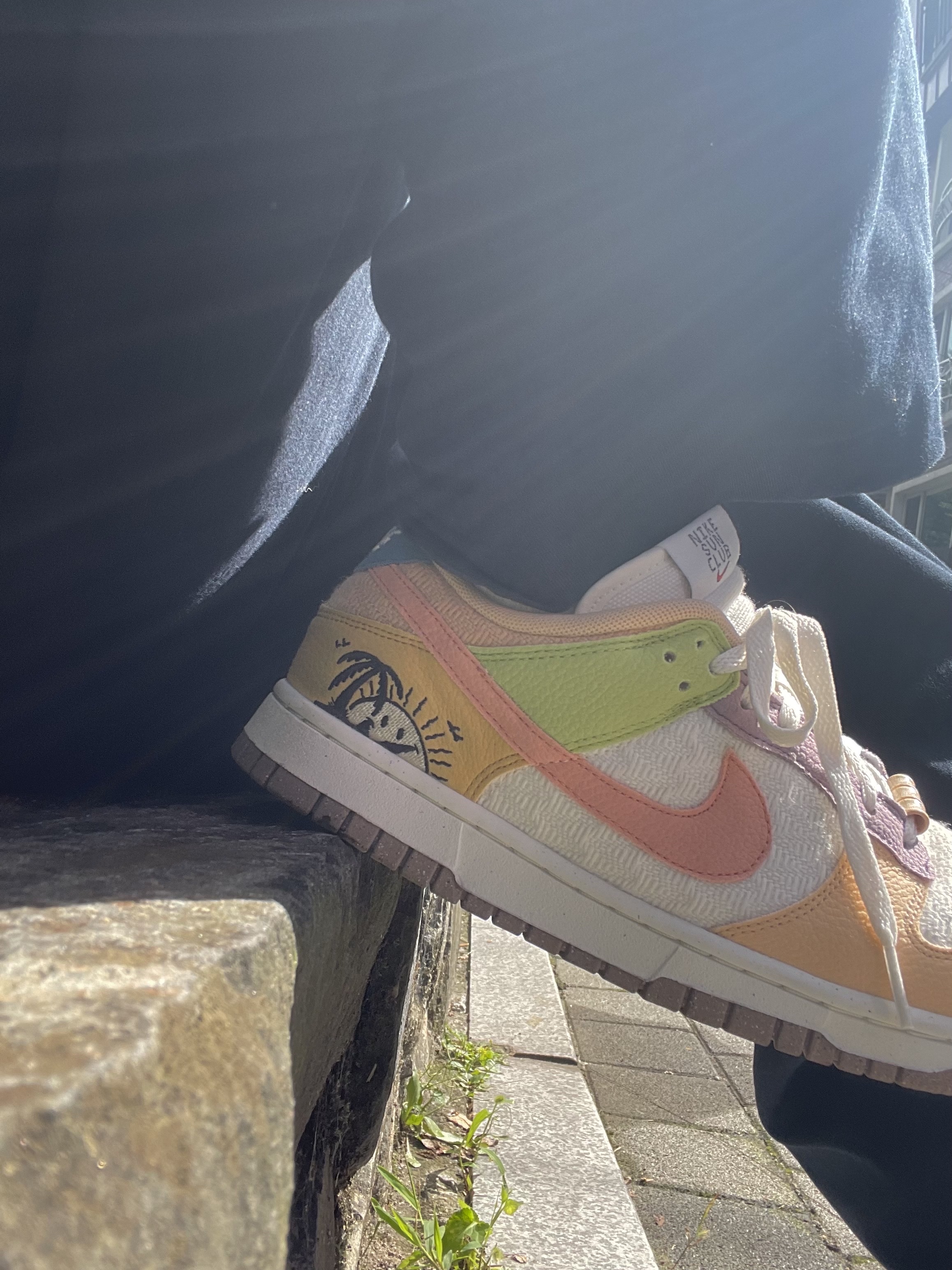 (W) Nike Dunk Low SE Sun Club Sanded Gold 착용 스타일 - 4