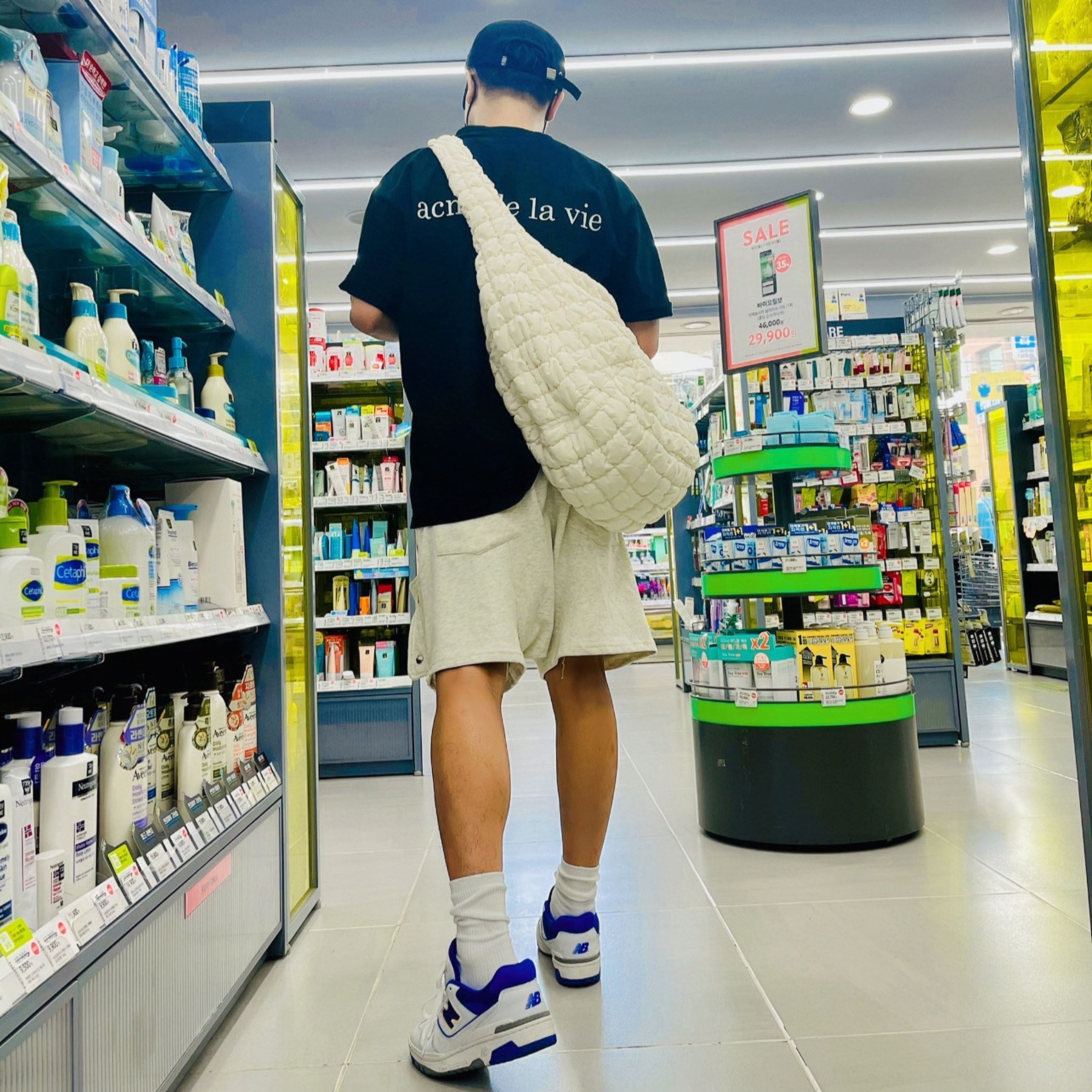 COS Quilted Oversized Shoulder Bag Off White Light Beige, New Balance 550 White Infinity Blue - 2E Wide 착용 스타일