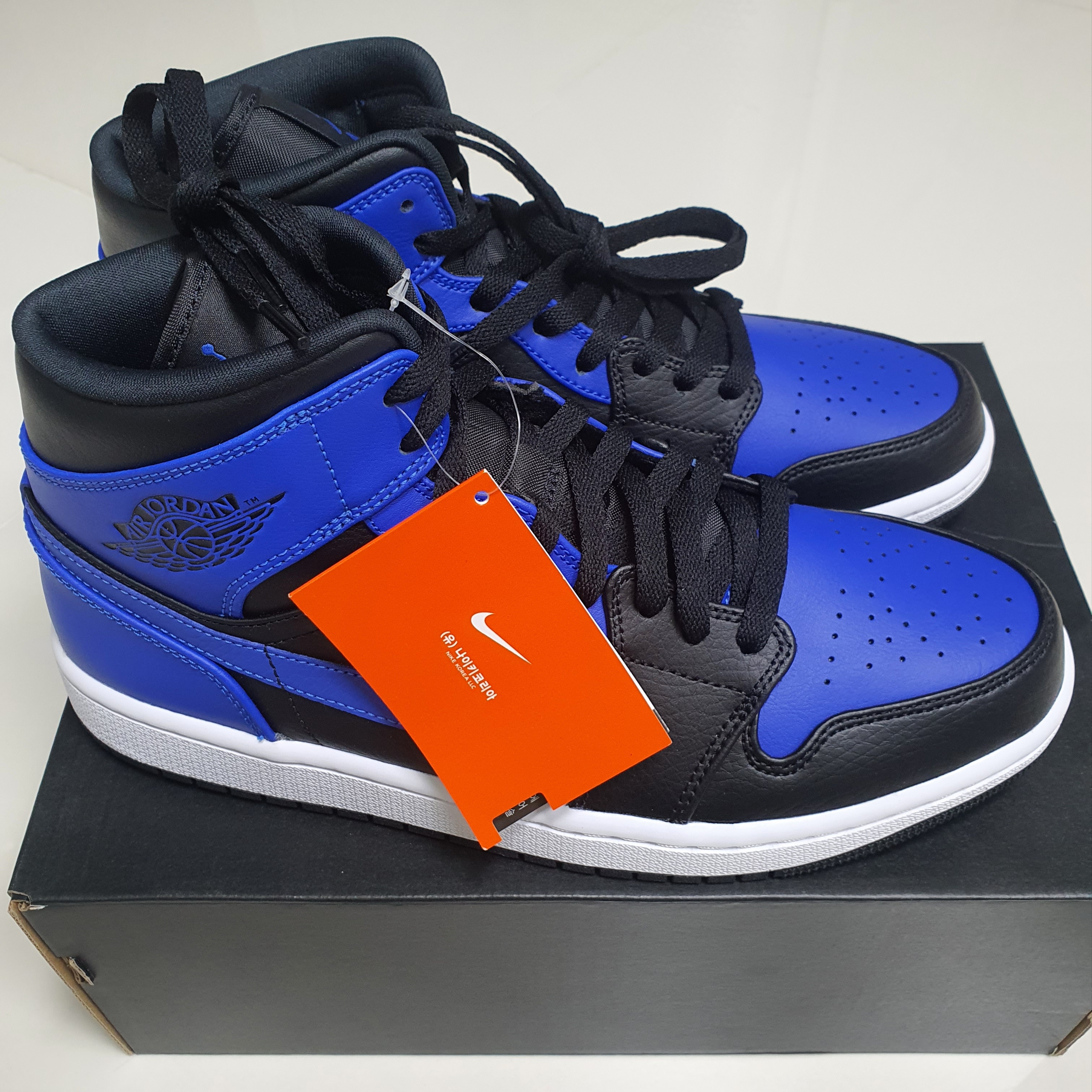 Jordan 1 Mid Black Hyper Royal 착용 스타일