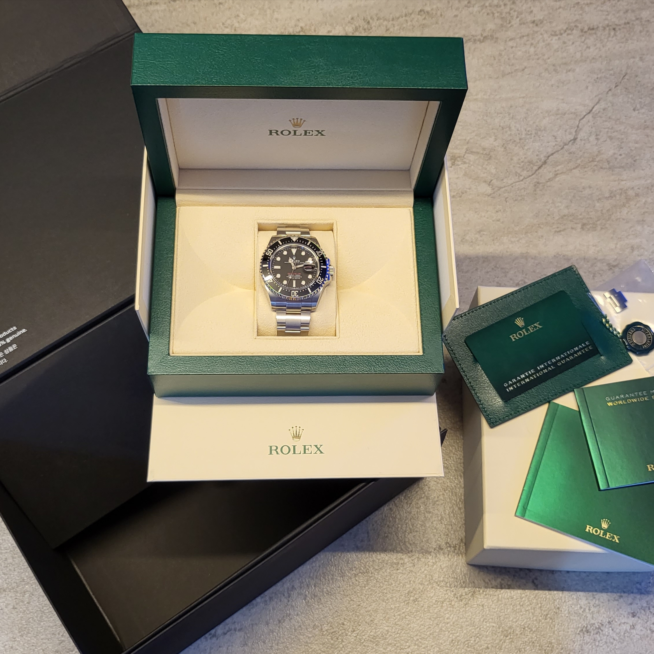 Rolex Sea-Dweller 43mm 126600 Black Oyster 착용 스타일 - 2