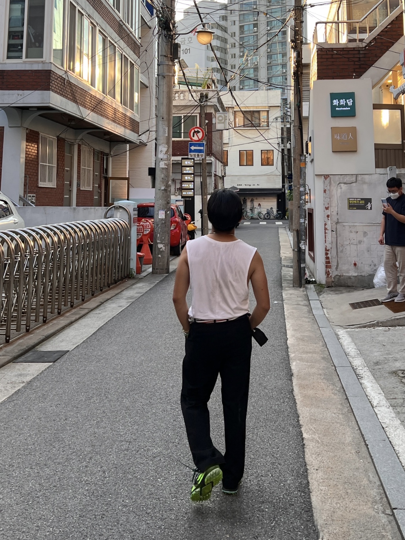 (W) Nike x Off-White Zoom Terra Kiger 5 Electric Green, Gentle Monster Ghost 01 Black 착용 스타일 - 3