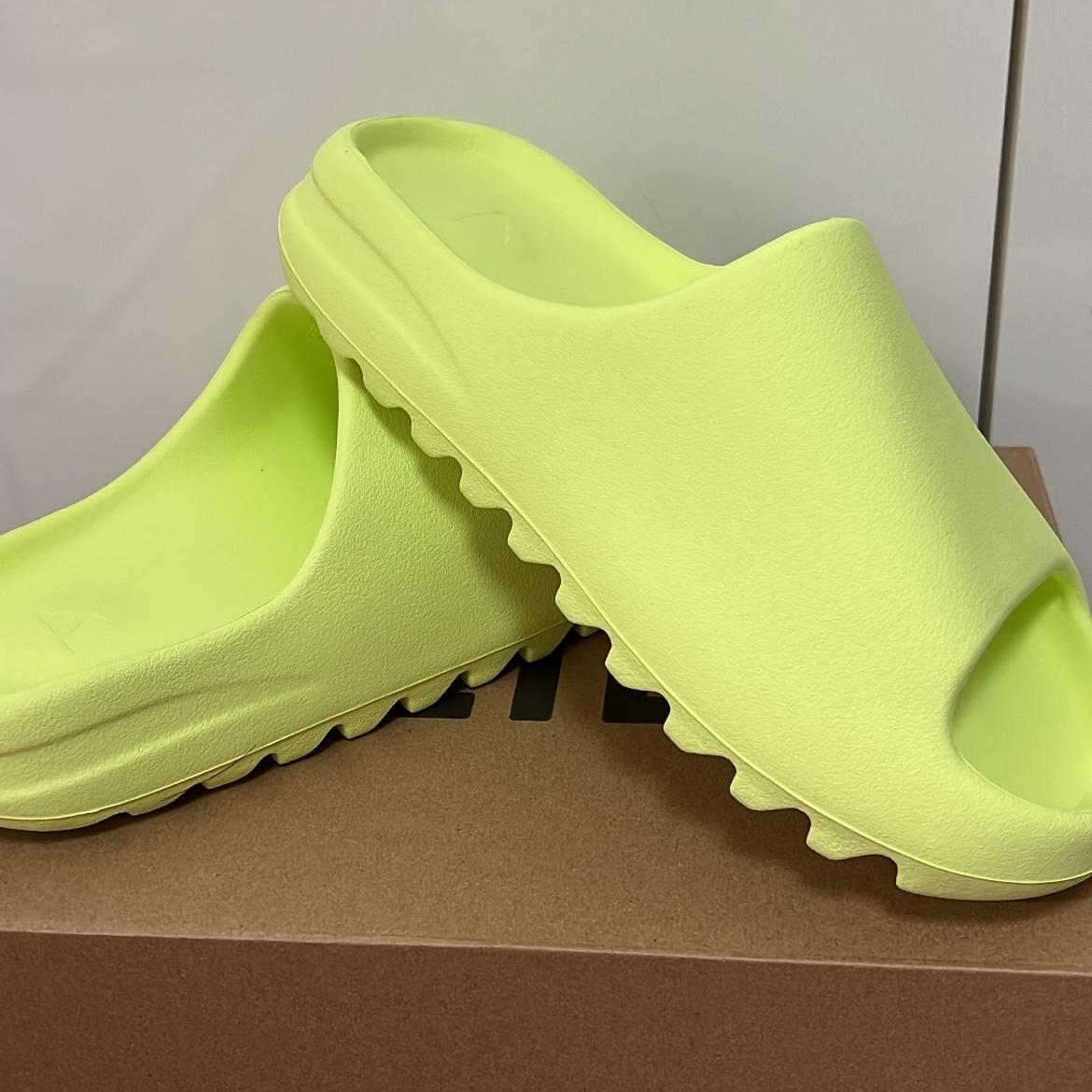 Adidas Yeezy Slide Glow Green 2022/2023 착용 스타일