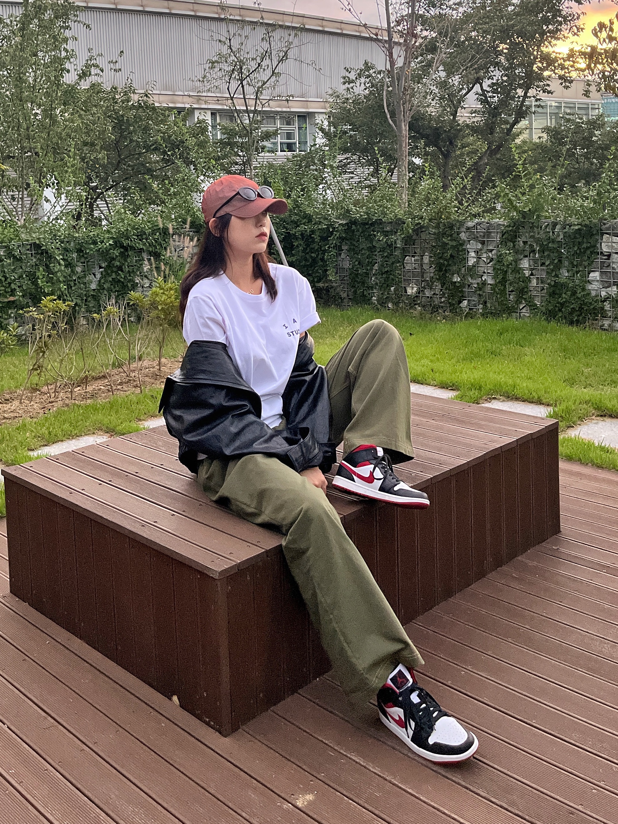 Jordan 1 Mid Gym Red Black White, IAB Studio T-Shirt White Navy - 22FW 착용 스타일