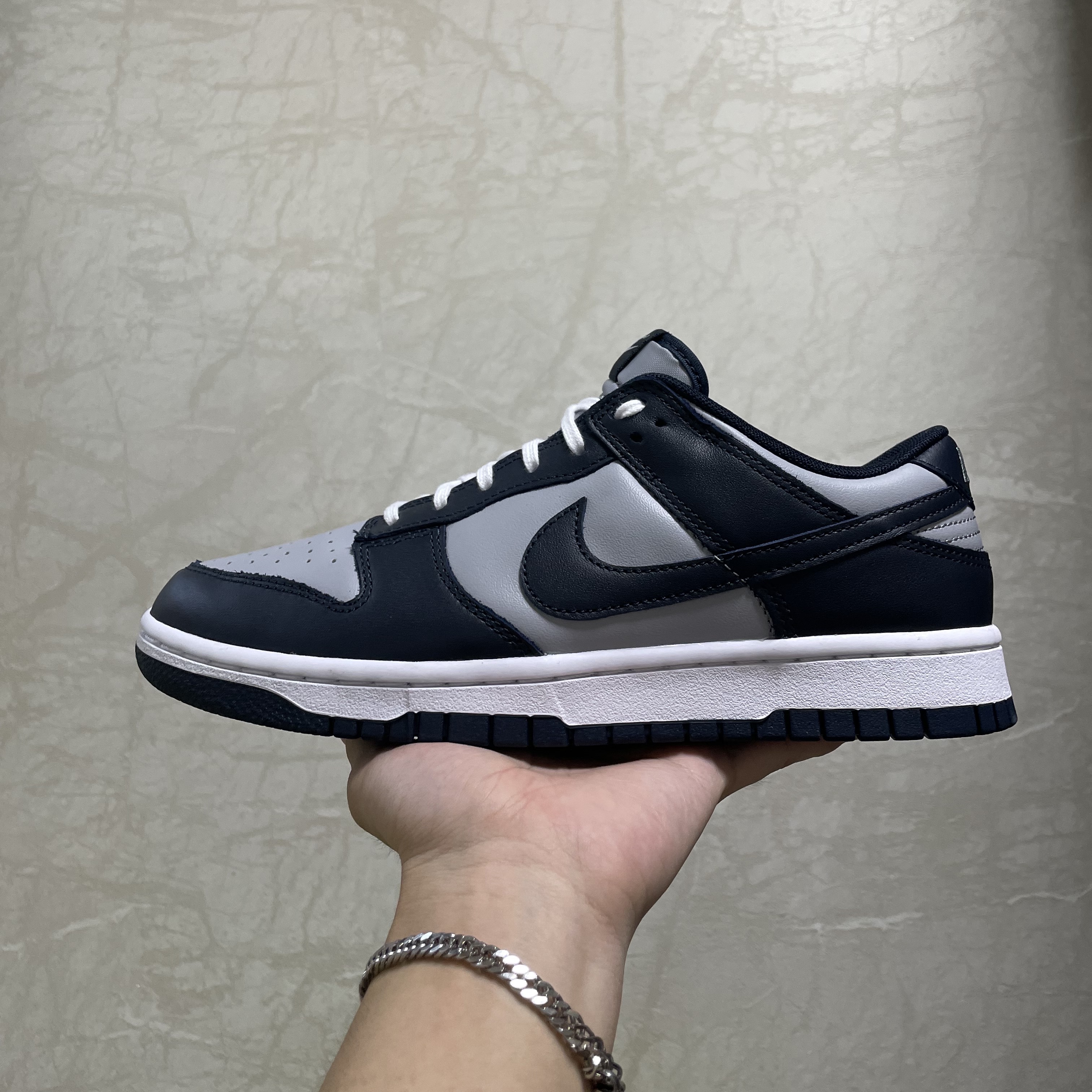 (W) Nike Dunk Low Archeo Pink, Nike Air Force 1 '07 LV8 Athletic Club Light Smoke Grey Marina 착용 스타일 - 4