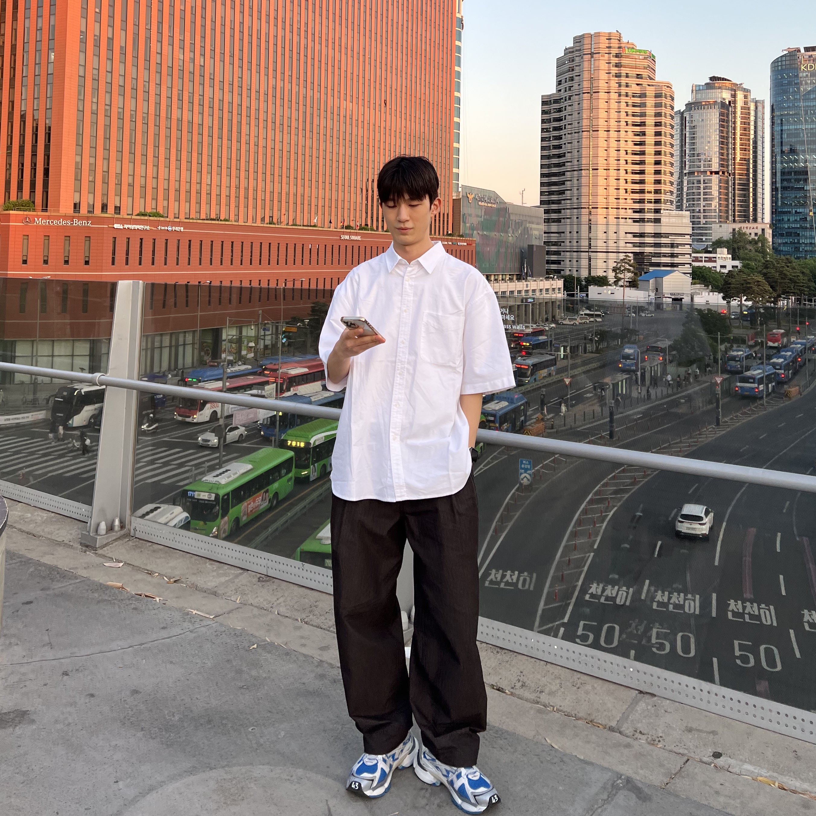 Balenciaga Runner Sneakers Blue White 착용 스타일 - 2