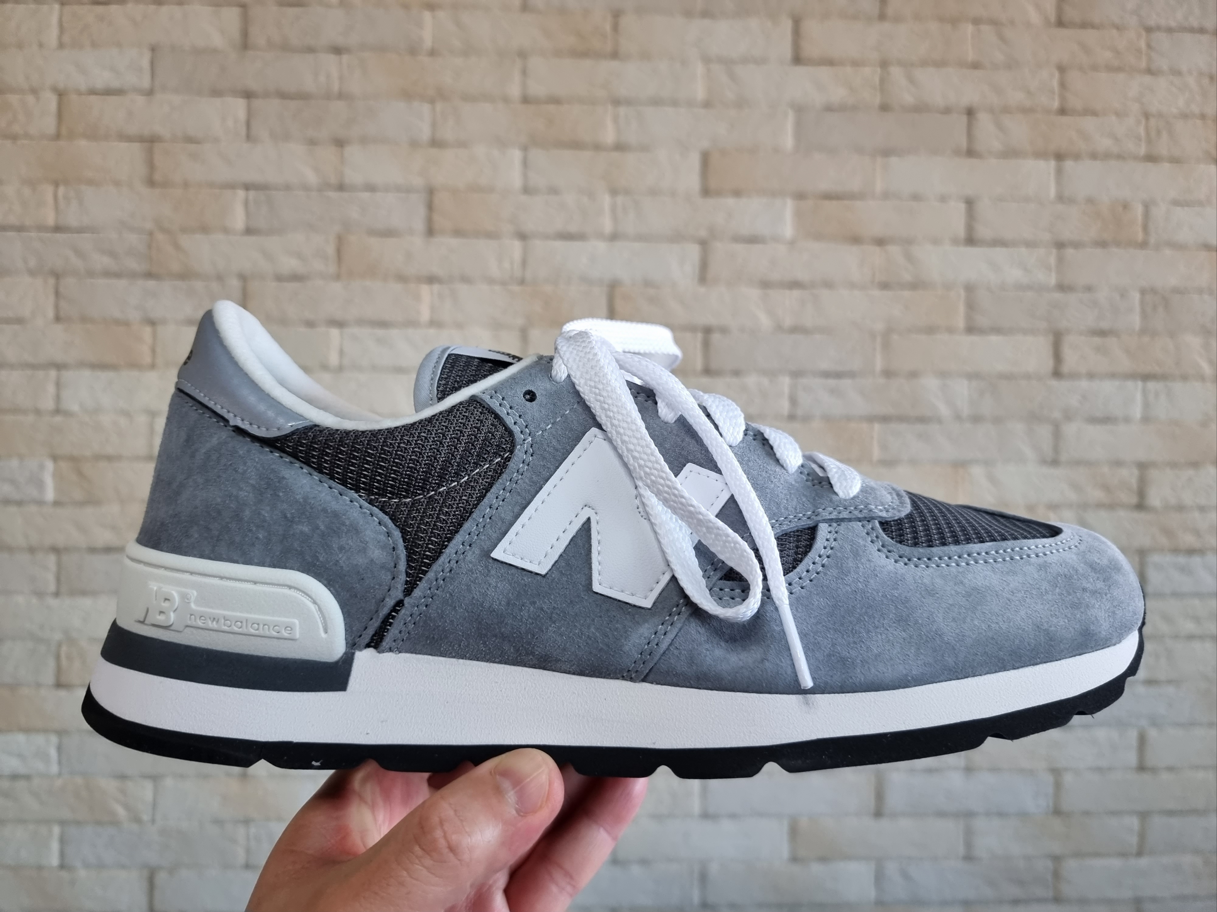 New Balance 990v1 Made in USA Grey White 착용 스타일 - 2